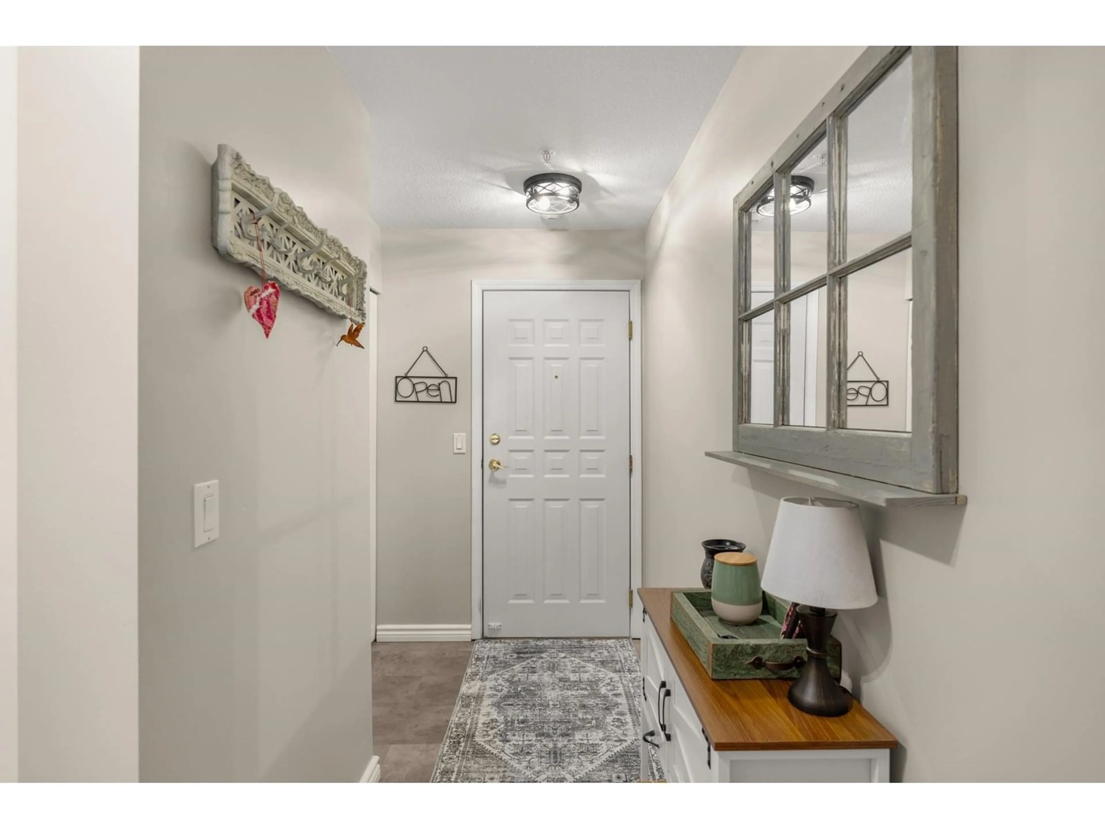 Indoor entryway for 102 - 3176 GLADWIN, Abbotsford British Columbia V2T6R7
