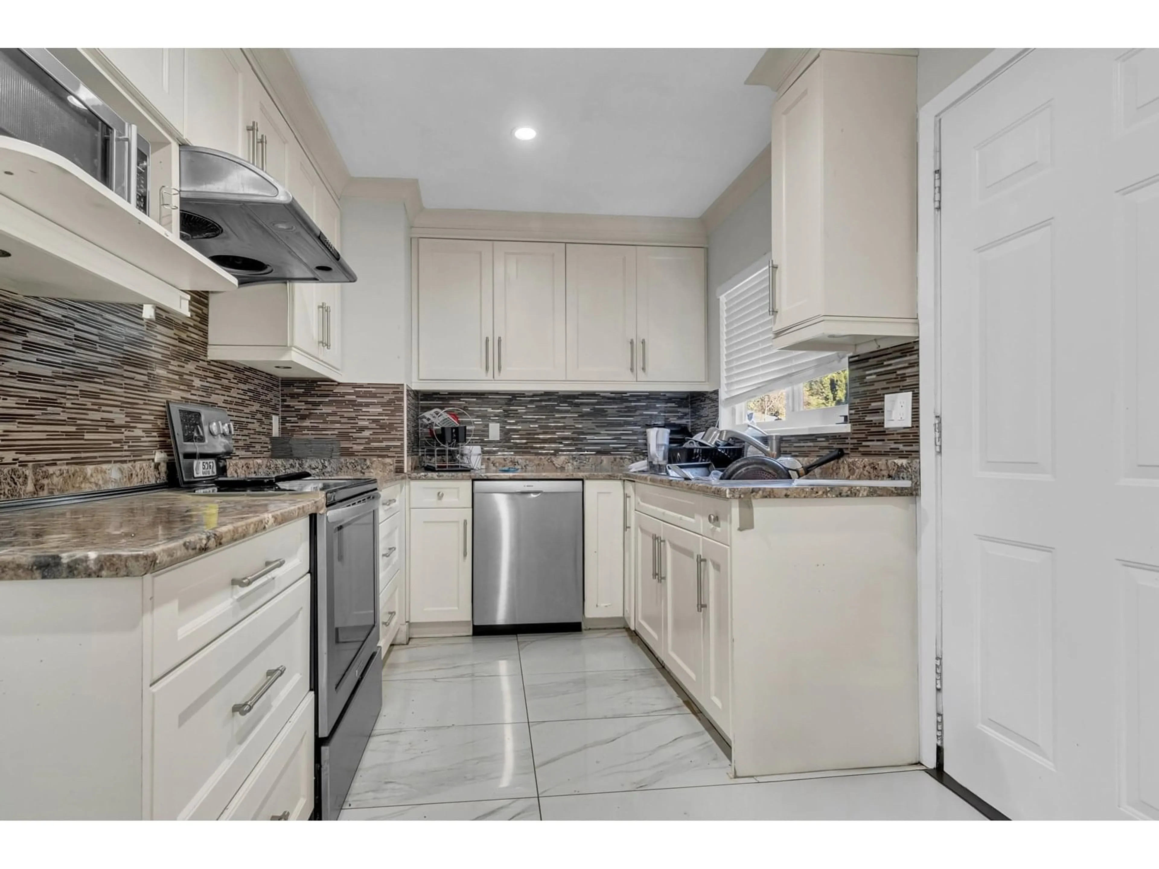 Standard kitchen, ceramic/tile floor for 12552 99, Surrey British Columbia V3V2P5