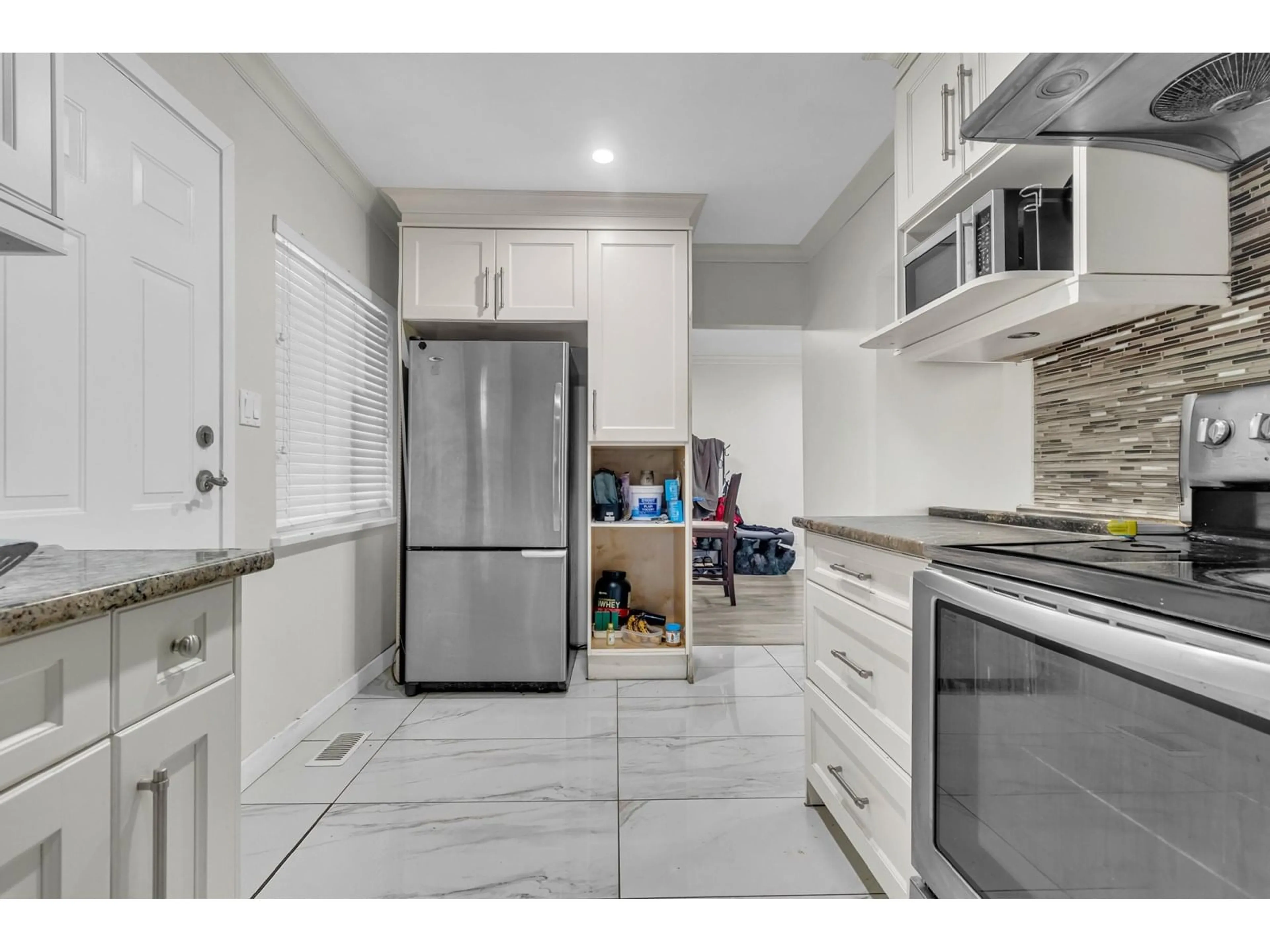 Standard kitchen, ceramic/tile floor for 12552 99, Surrey British Columbia V3V2P5