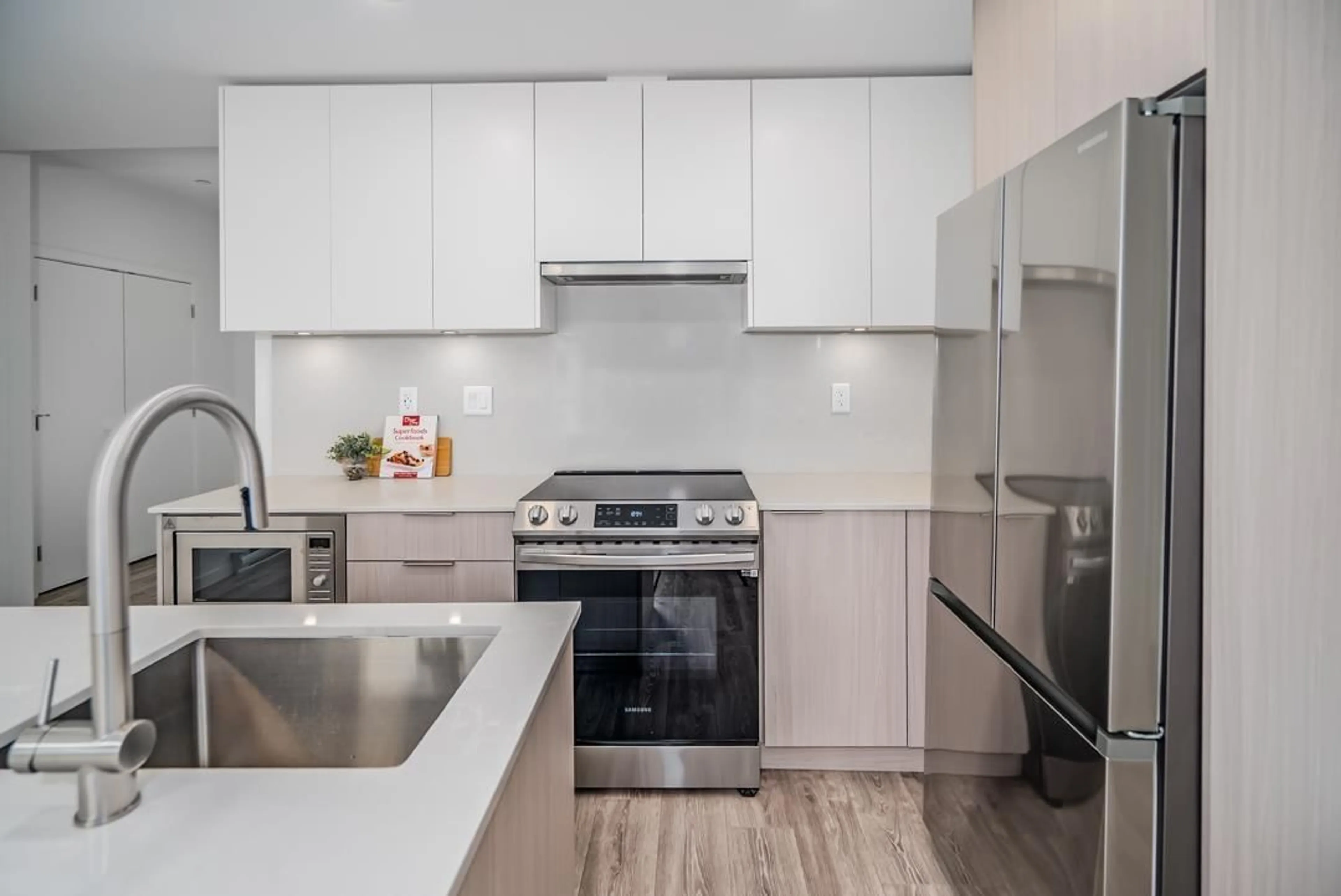 Standard kitchen, unknown for 422 - 13968 LAUREL, Surrey British Columbia V3T1A8
