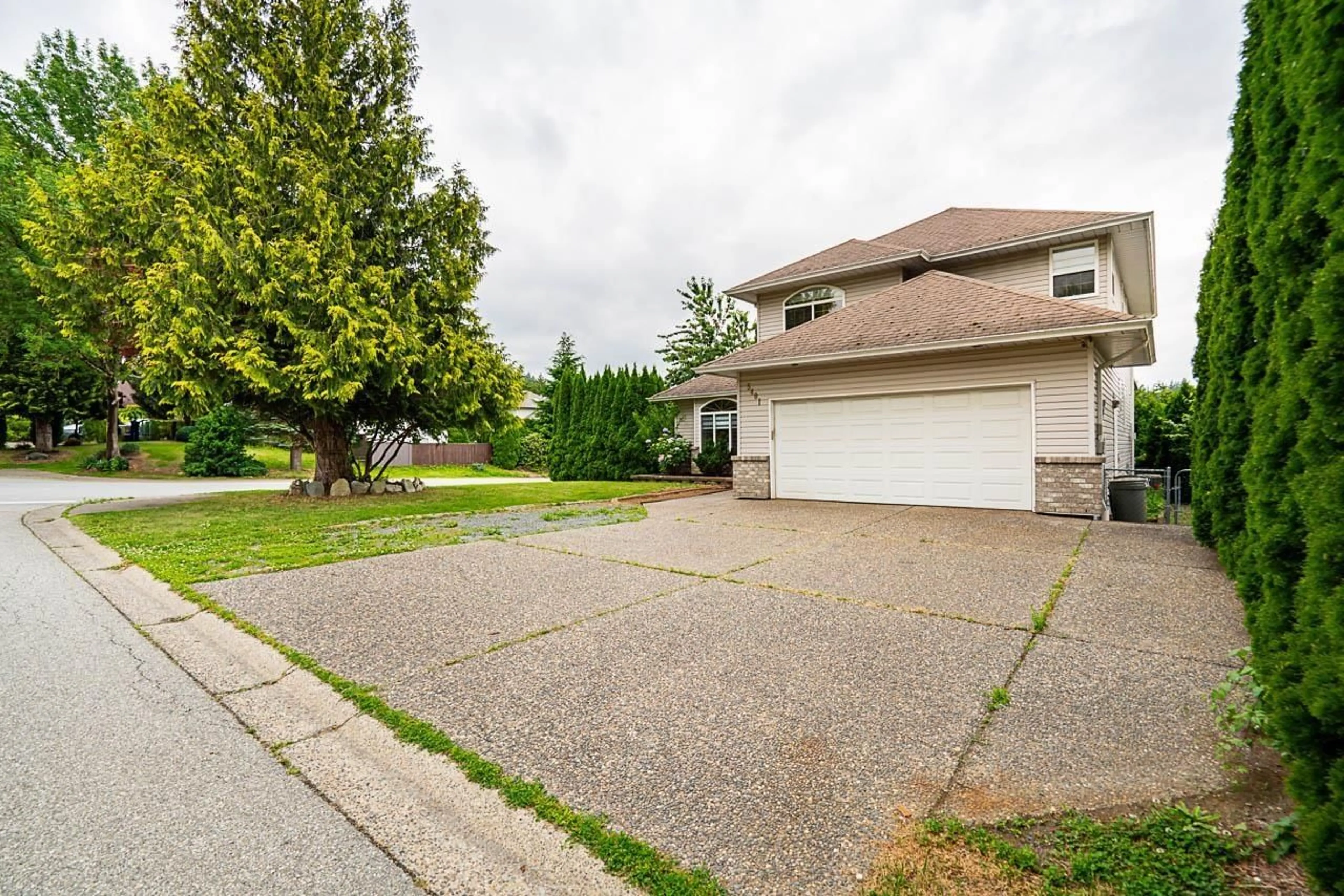 A pic from outside/outdoor area/front of a property/back of a property/a pic from drone, street for 5401 HIGHROAD CRESCENT, Chilliwack British Columbia V2R4G1