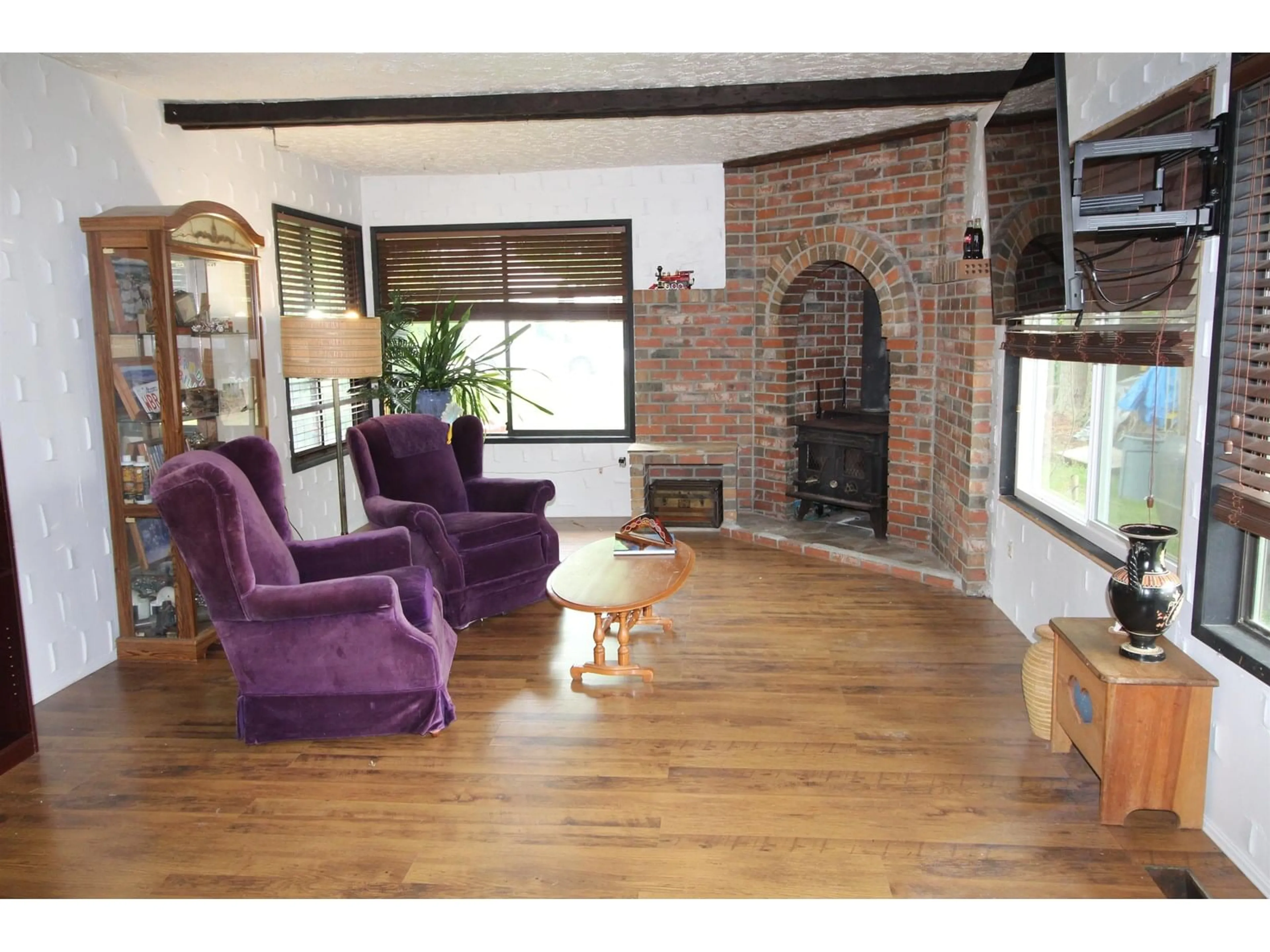 Living room with furniture, wood/laminate floor for 27192 26, Langley British Columbia V4W3N6