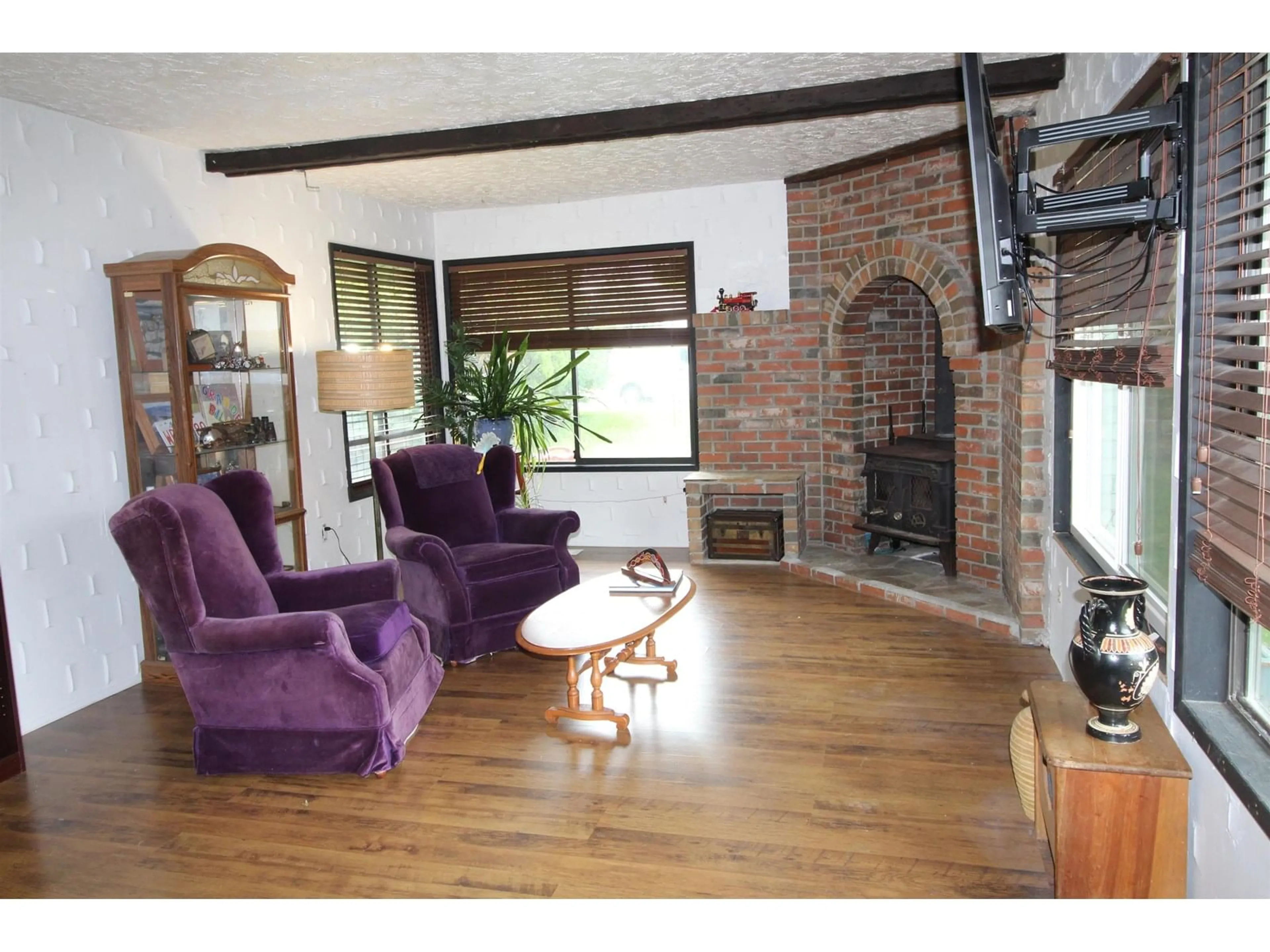 Living room with furniture, wood/laminate floor for 27192 26, Langley British Columbia V4W3N6