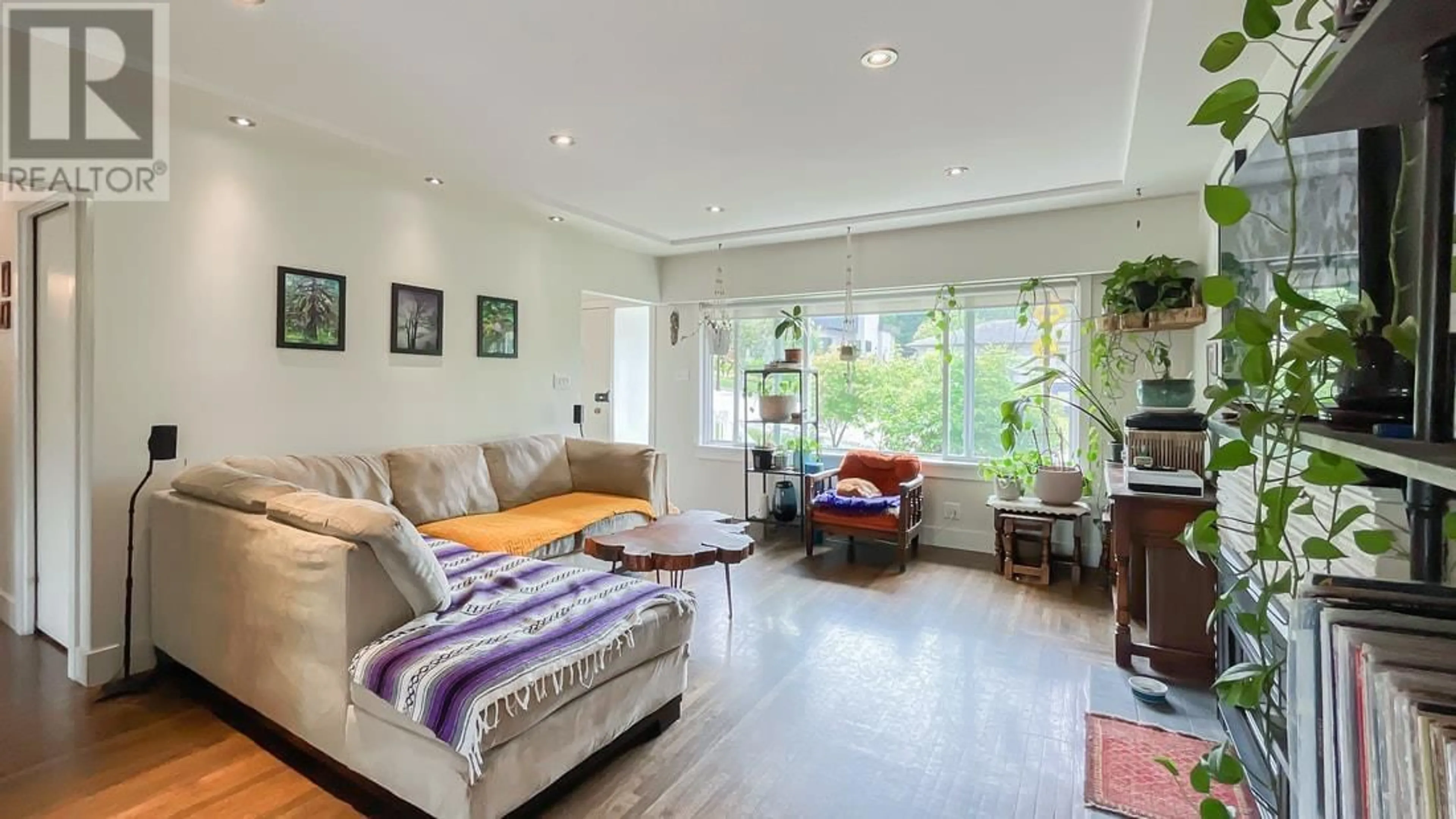 Living room with furniture, unknown for 4725 CAMBRIDGE STREET, Burnaby British Columbia V5C1H8