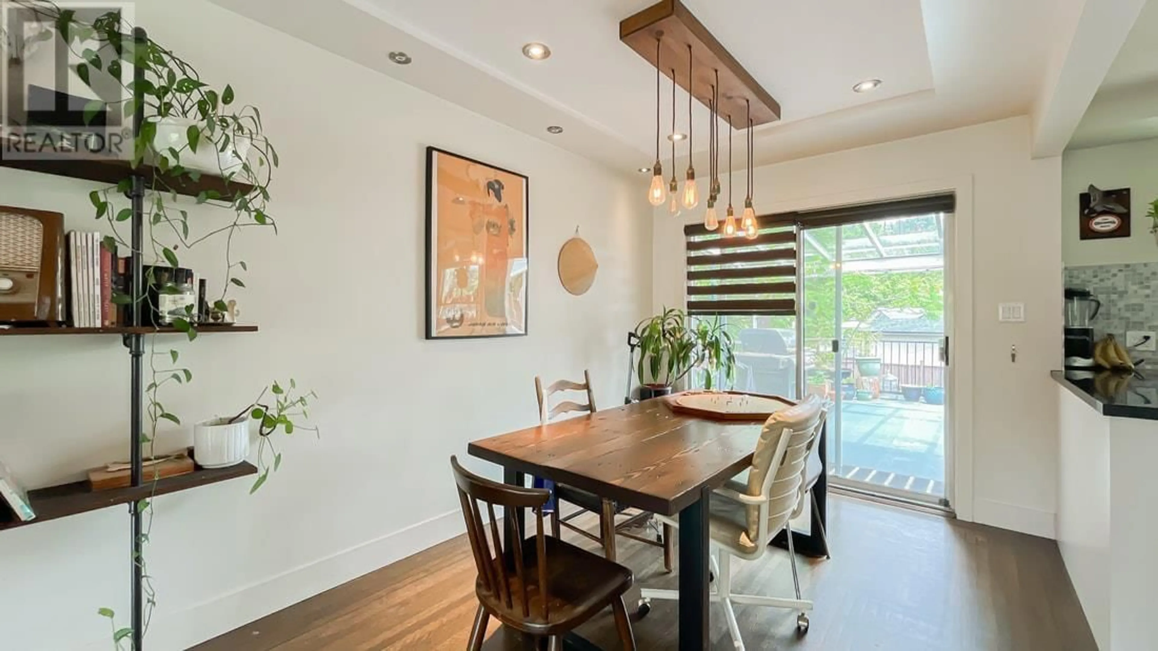 Dining room, wood/laminate floor for 4725 CAMBRIDGE STREET, Burnaby British Columbia V5C1H8