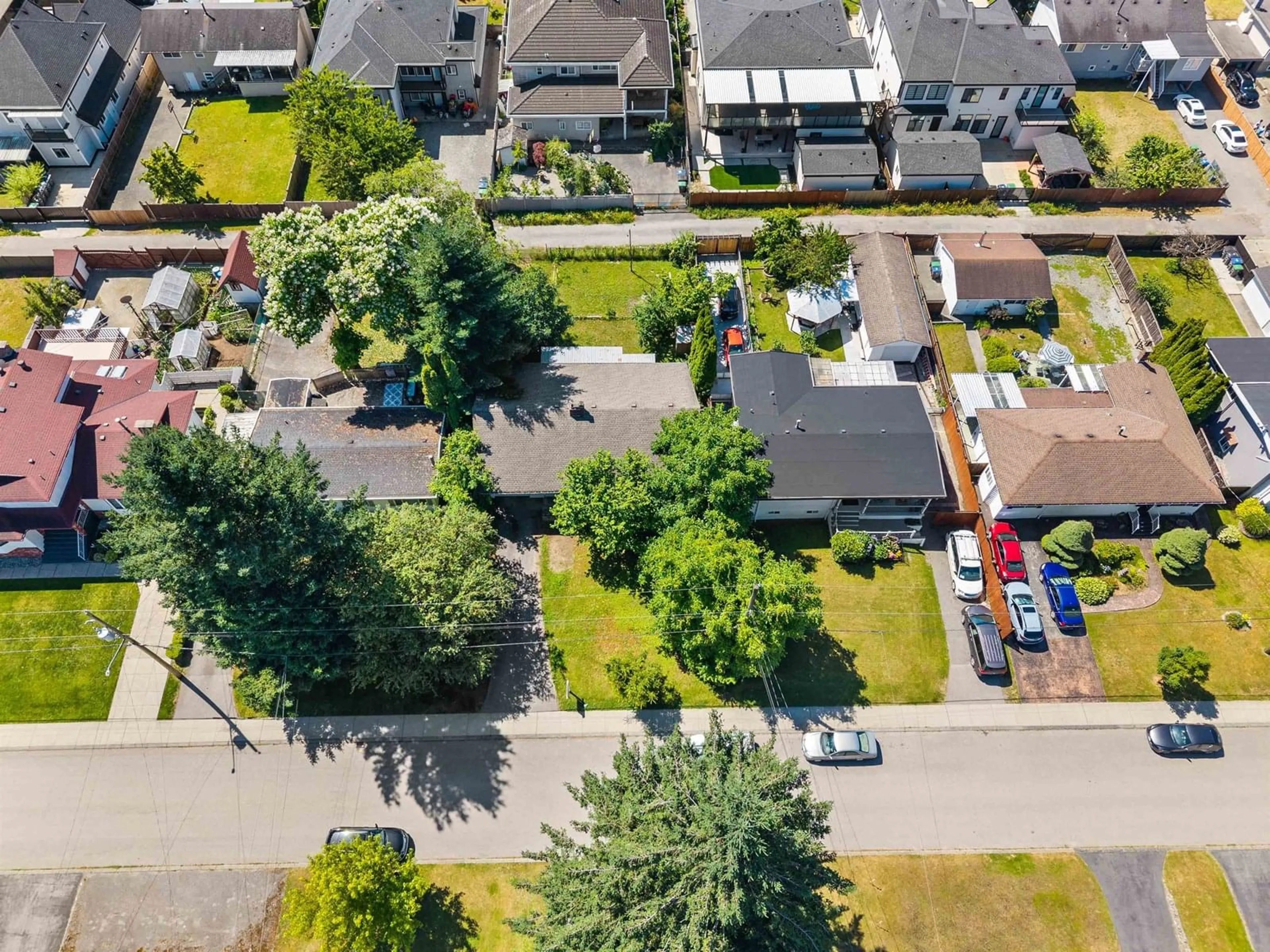 A pic from outside/outdoor area/front of a property/back of a property/a pic from drone, street for 14730 107, Surrey British Columbia V3R1T8