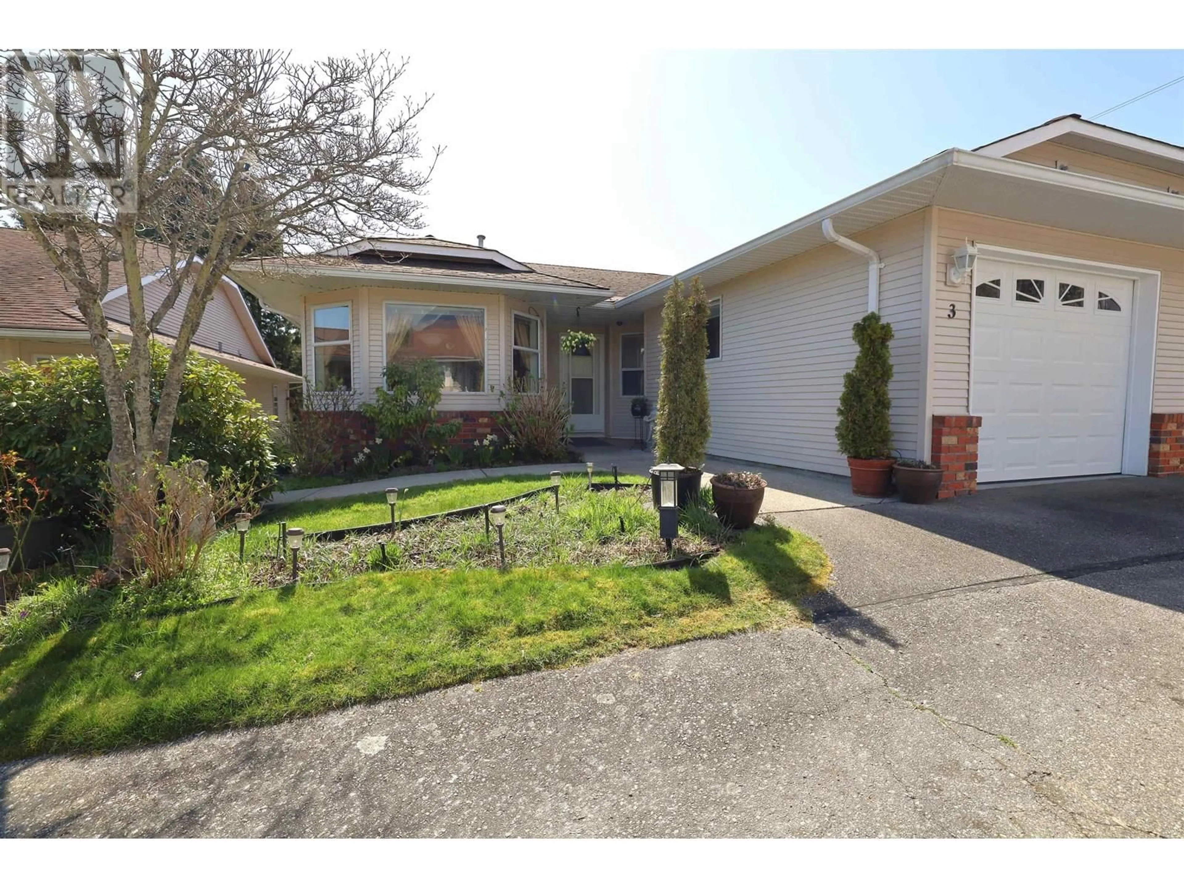 Home with vinyl exterior material, street for 3 - 820 KIWANIS WAY, Gibsons British Columbia V0N1V9
