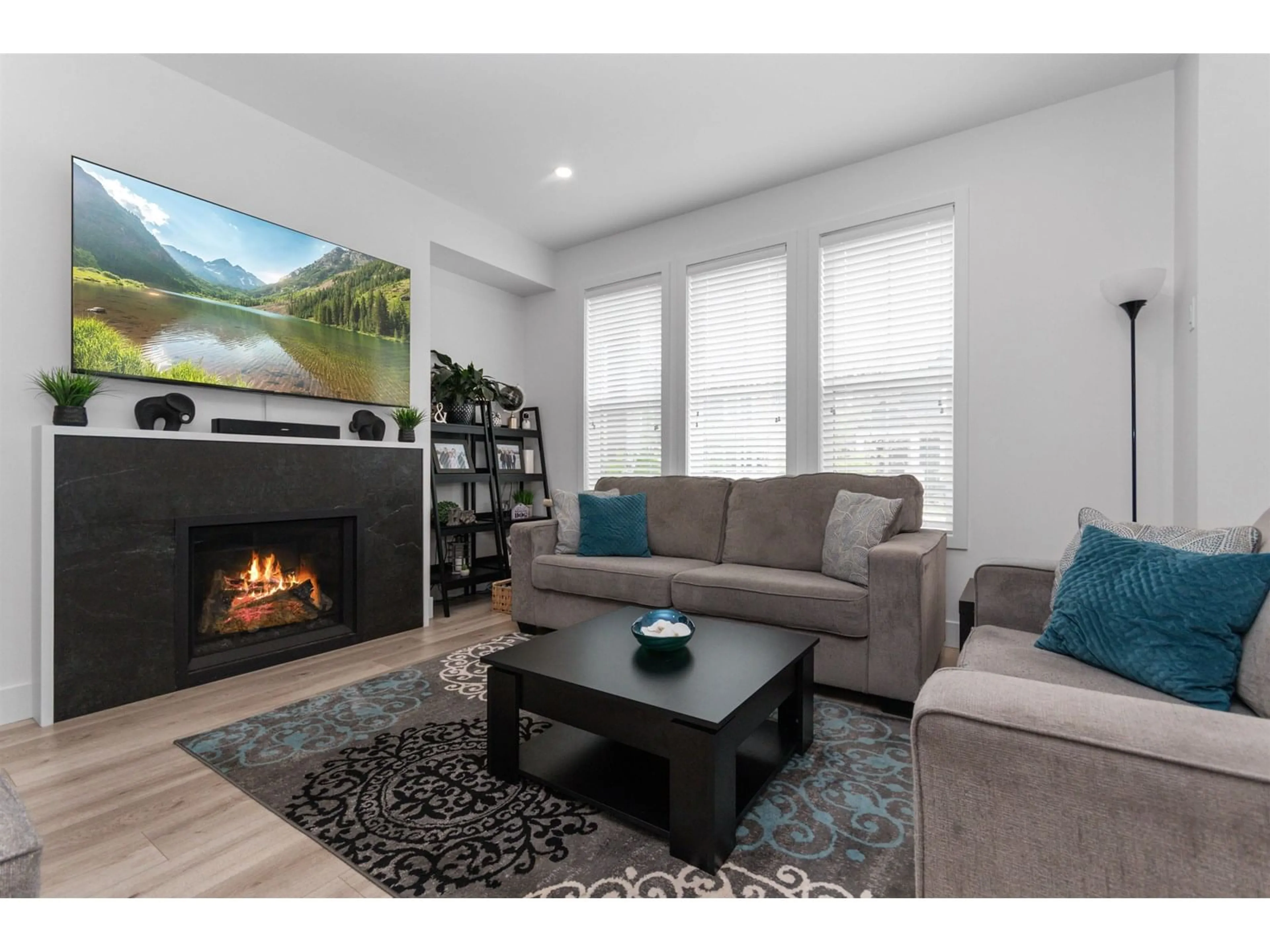 Living room with furniture, wood/laminate floor for 141 - 46211 PROMONTORY ROAD, Chilliwack British Columbia V2R6E4