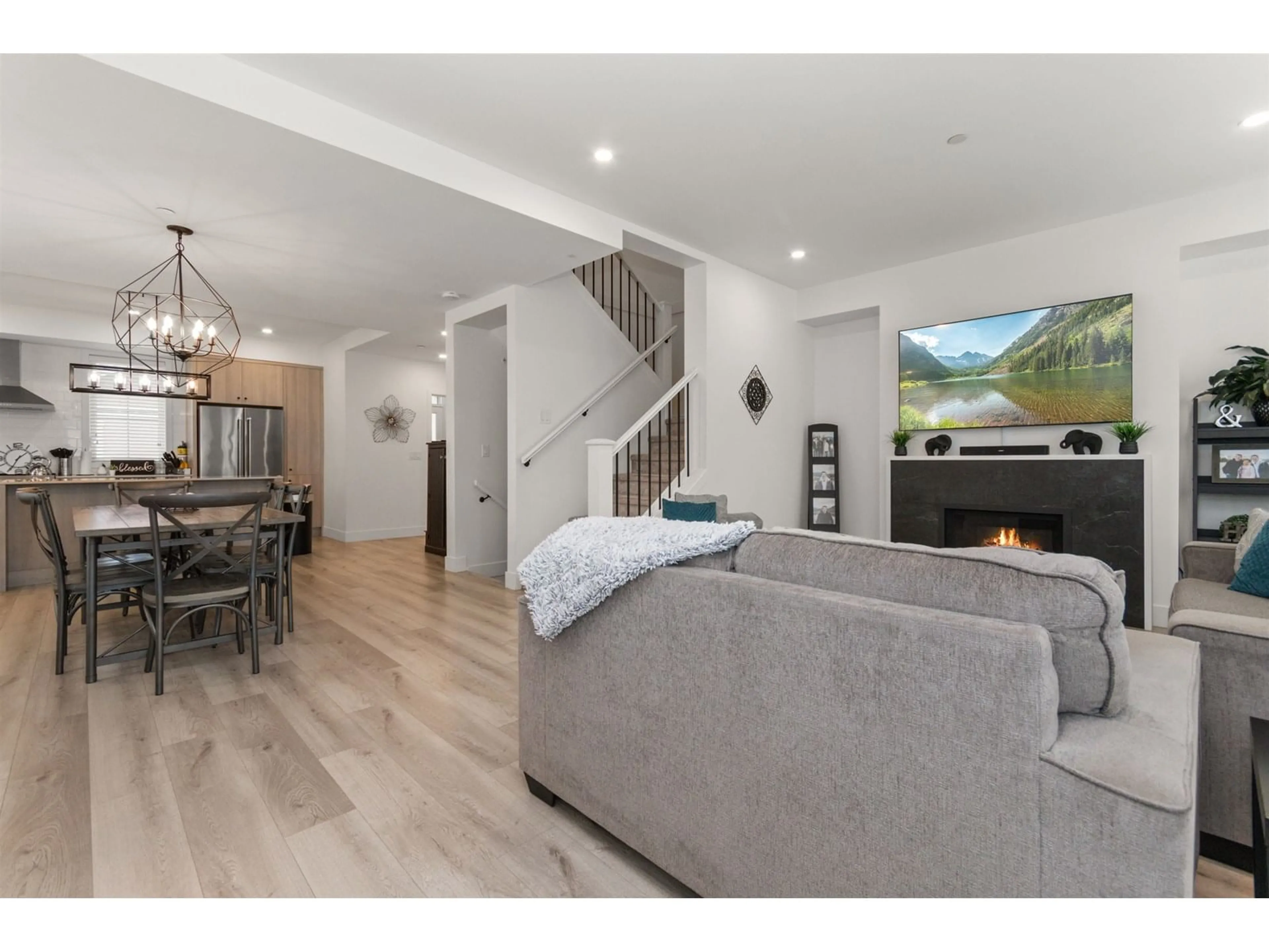 Living room with furniture, unknown for 141 - 46211 PROMONTORY ROAD, Chilliwack British Columbia V2R6E4