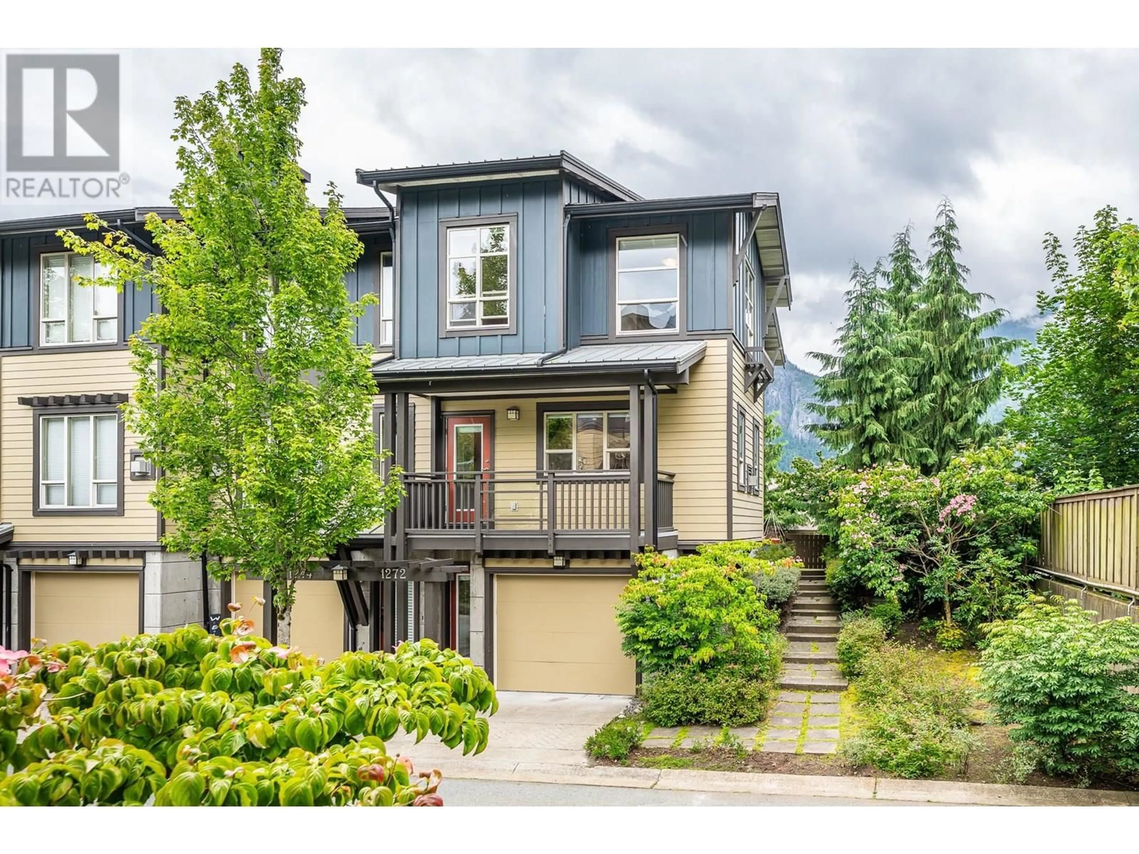Home with vinyl exterior material, street for 1272 STONEMOUNT PLACE, Squamish British Columbia V8B0R8