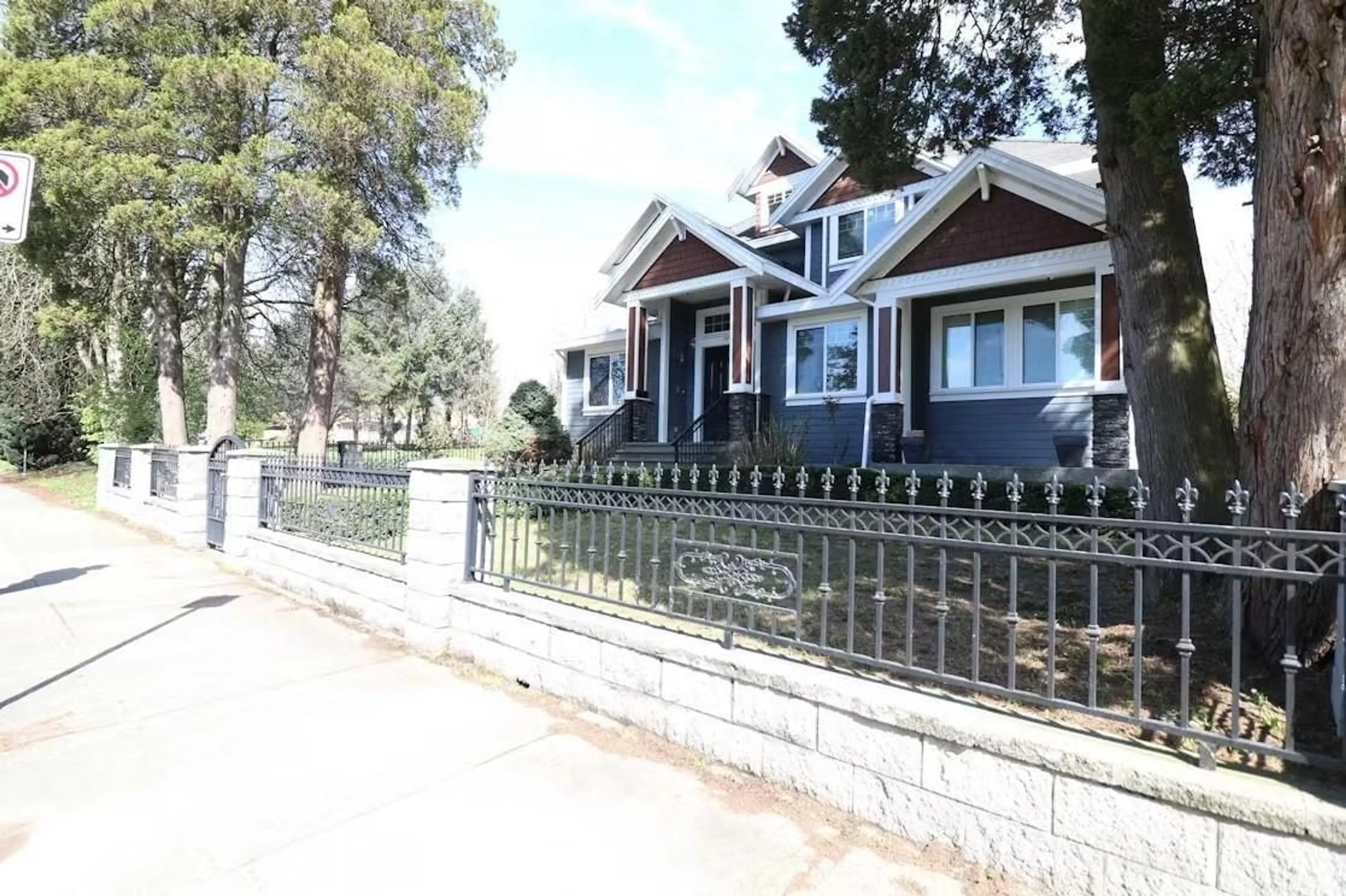 A pic from outside/outdoor area/front of a property/back of a property/a pic from drone, street for 10600 WHALLEY, Surrey British Columbia V3T4H7