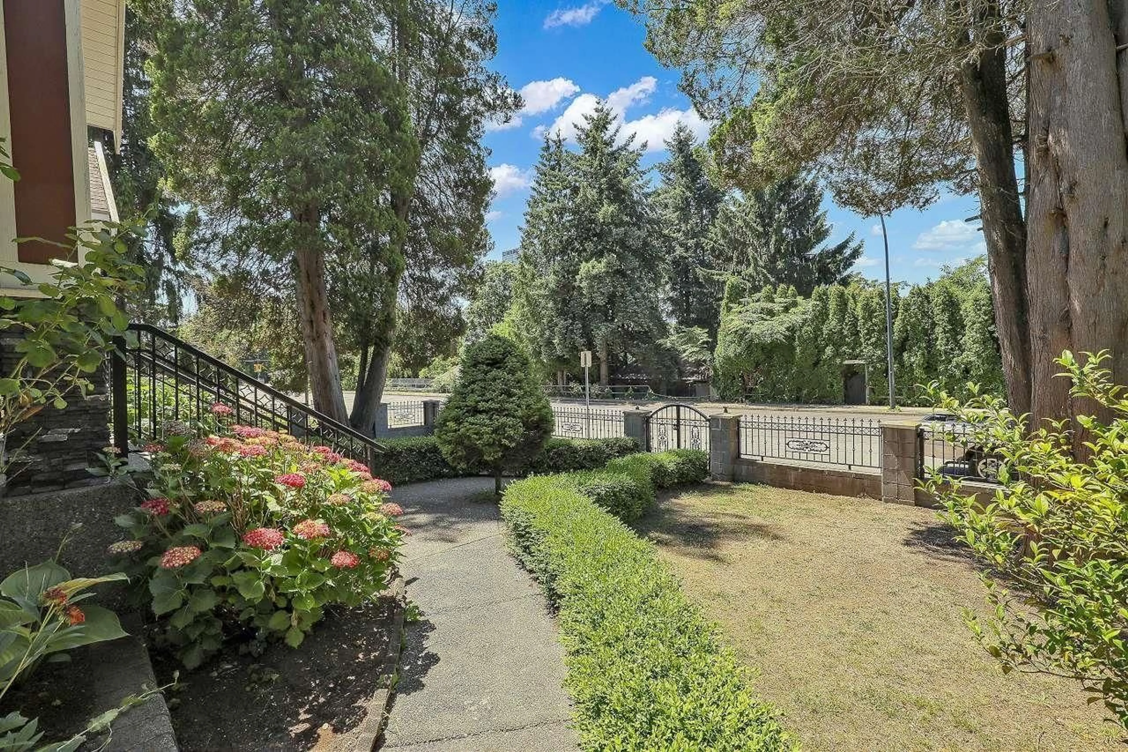 Patio, street for 10600 WHALLEY, Surrey British Columbia V3T4H7