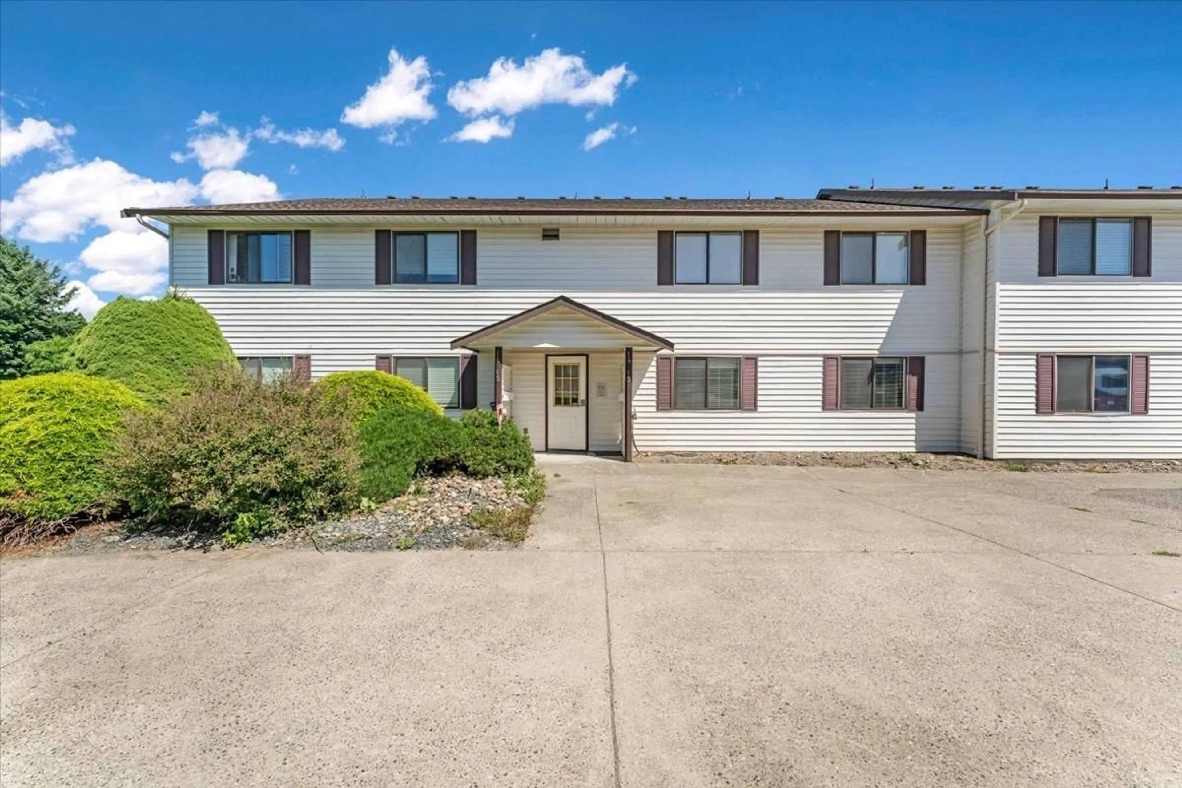 A pic from outside/outdoor area/front of a property/back of a property/a pic from drone, building for 13 - 7455 HURON STREET, Sardis British Columbia V2R2R9