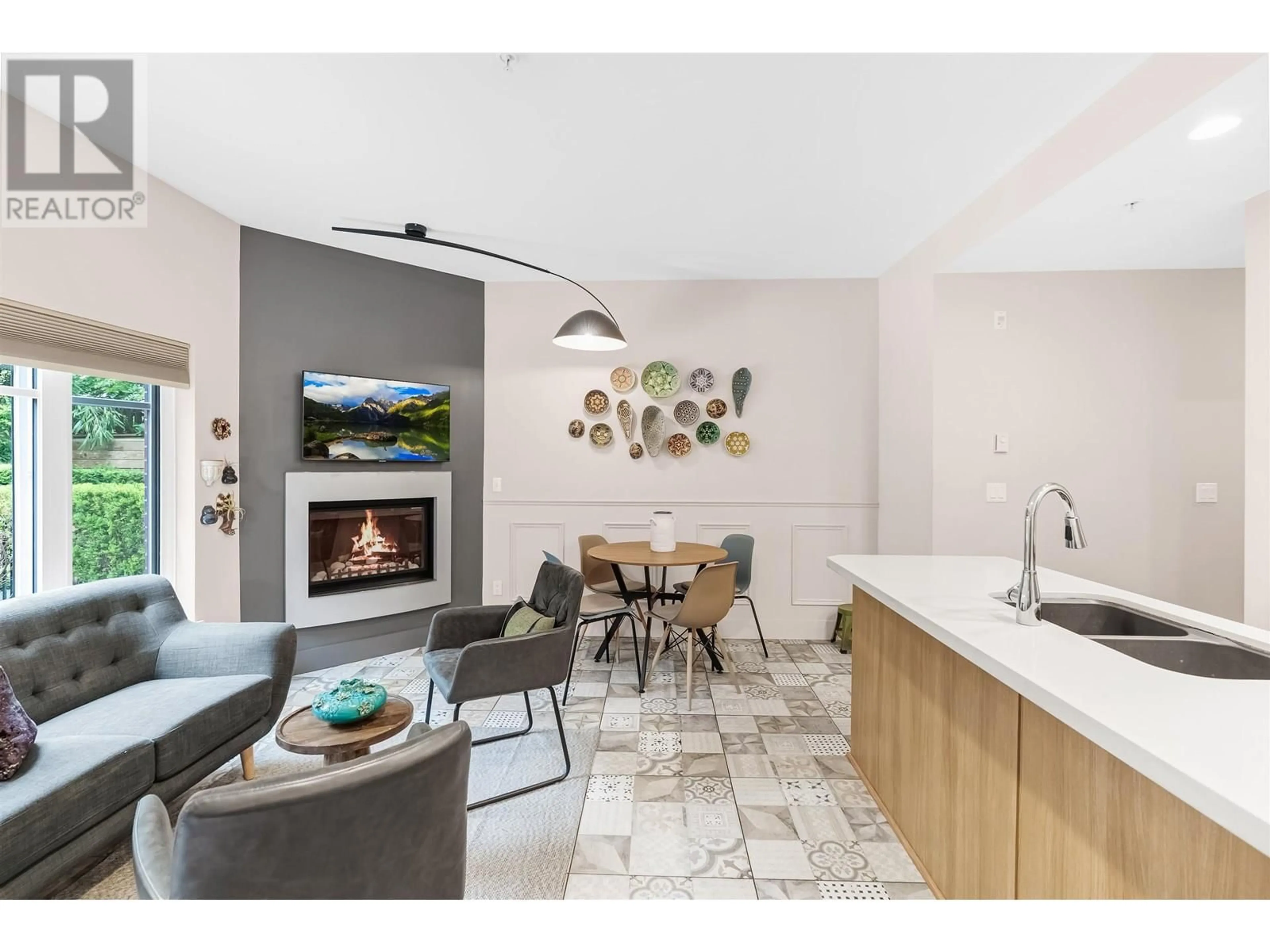 Open concept kitchen, ceramic/tile floor for 460 5TH AVENUE, Vancouver British Columbia V5T1H9
