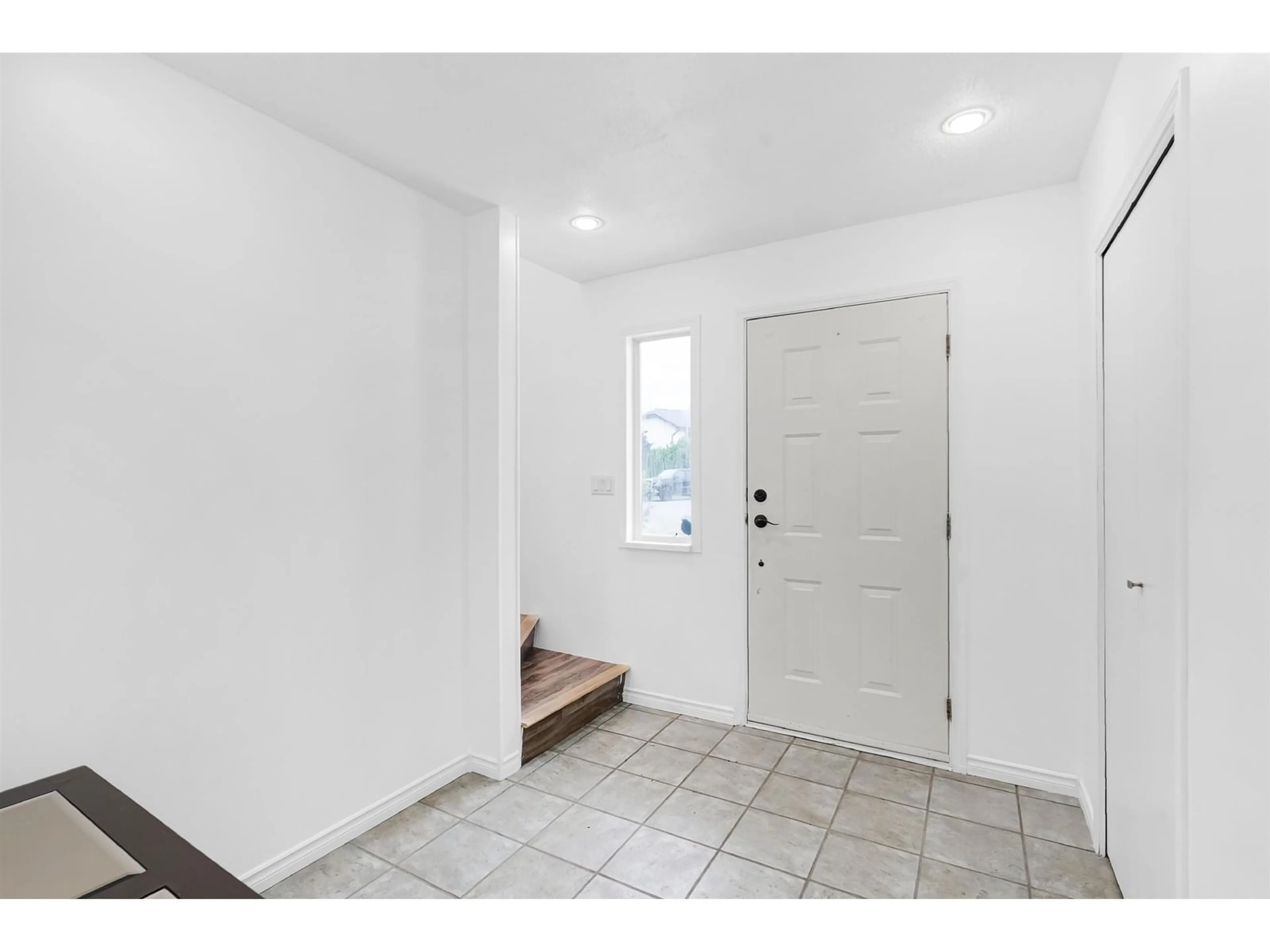 Indoor entryway for 31816 SATURNA, Abbotsford British Columbia V2T4S2
