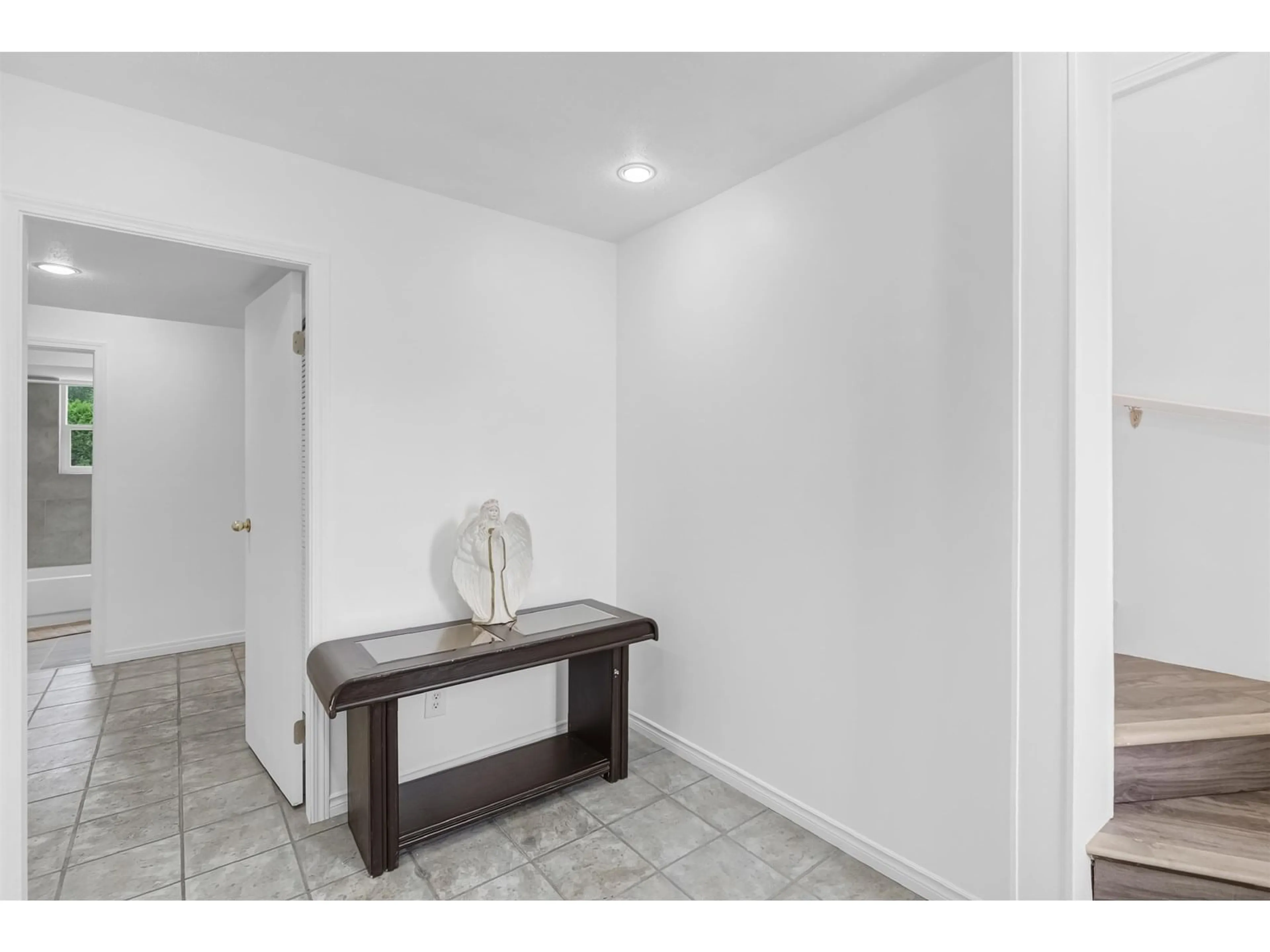 Indoor entryway for 31816 SATURNA, Abbotsford British Columbia V2T4S2