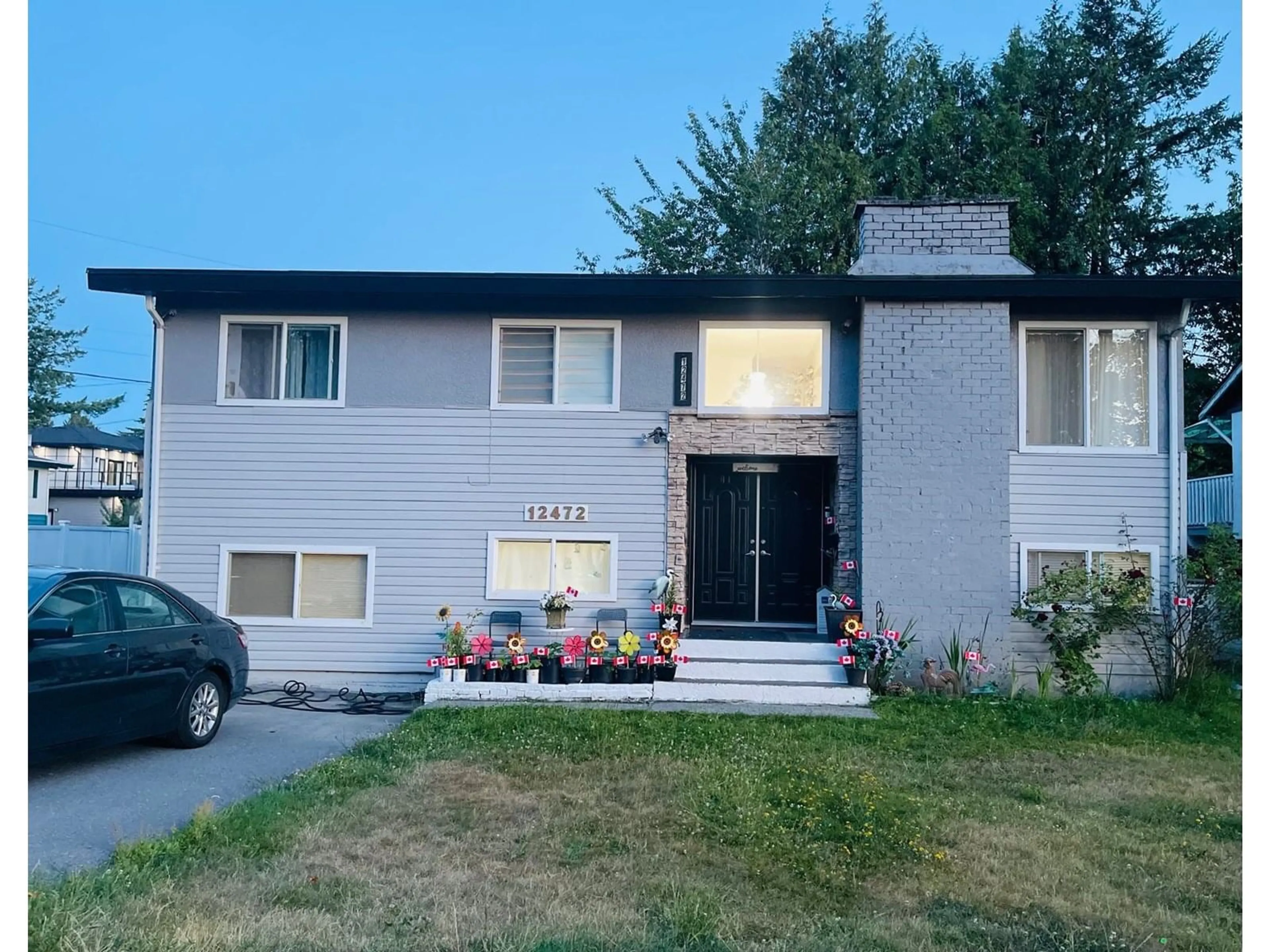 Home with vinyl exterior material, unknown for 12472 100, Surrey British Columbia V3V2X5