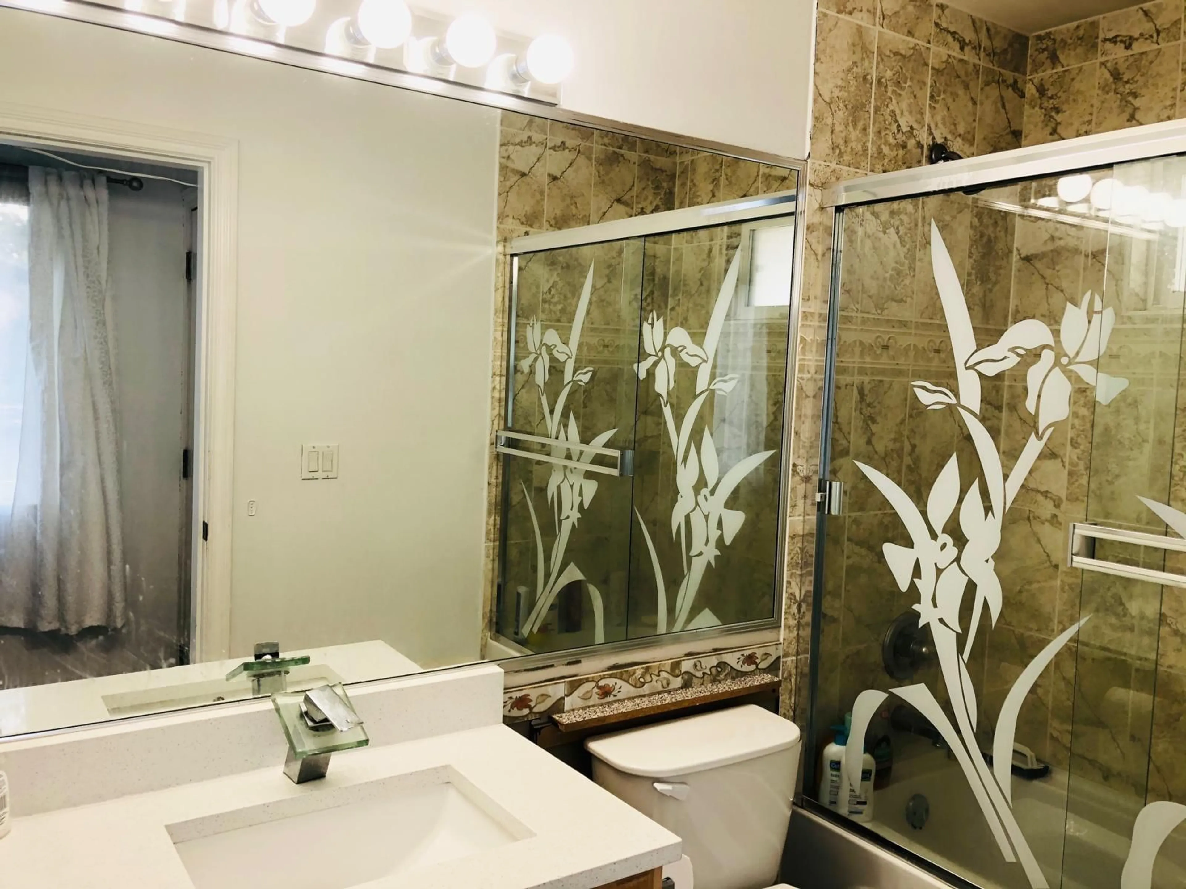 Standard bathroom, ceramic/tile floor for 12472 100, Surrey British Columbia V3V2X5