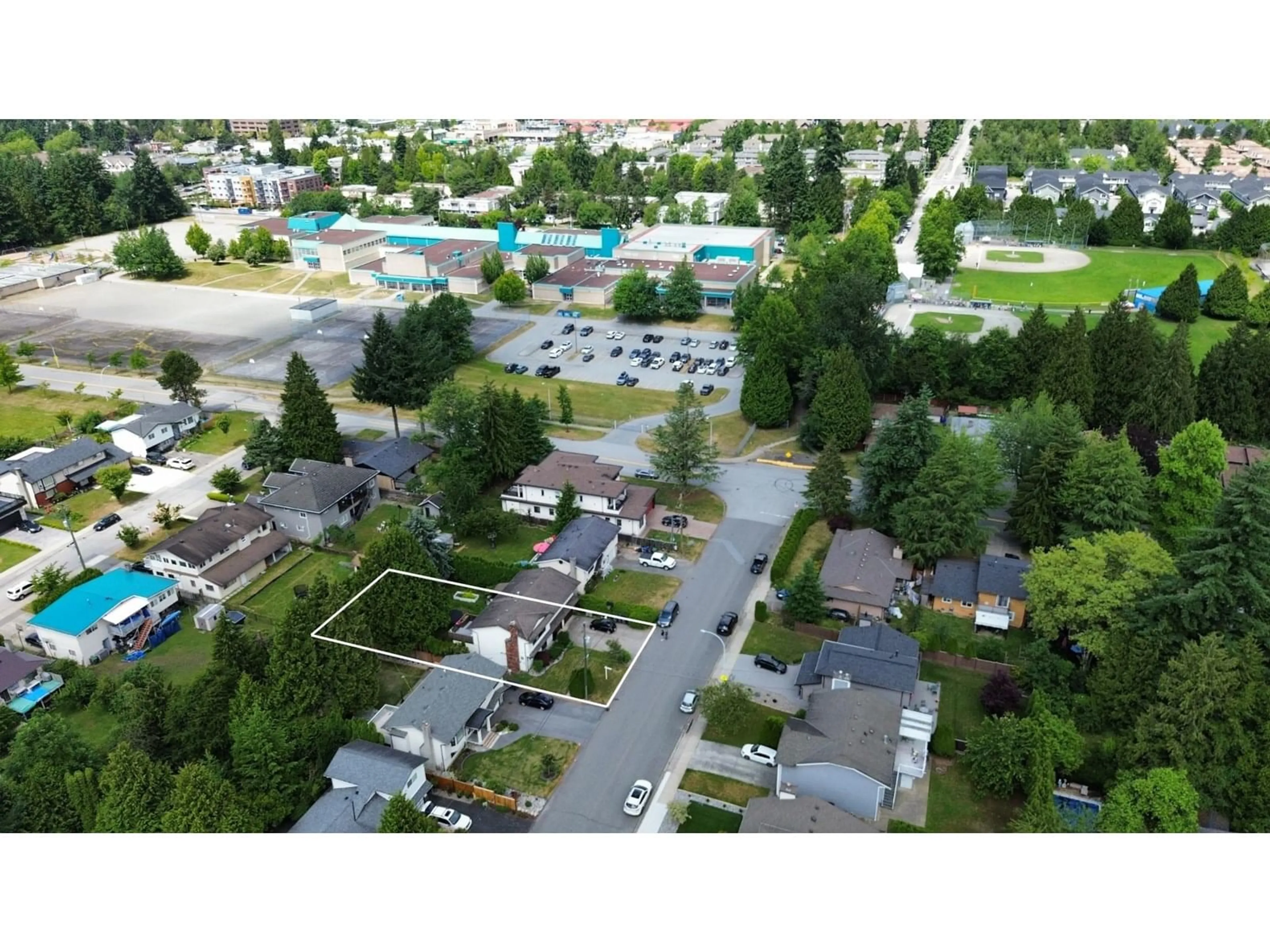 A pic from outside/outdoor area/front of a property/back of a property/a pic from drone, street for 9781 154, Surrey British Columbia V3R4J4