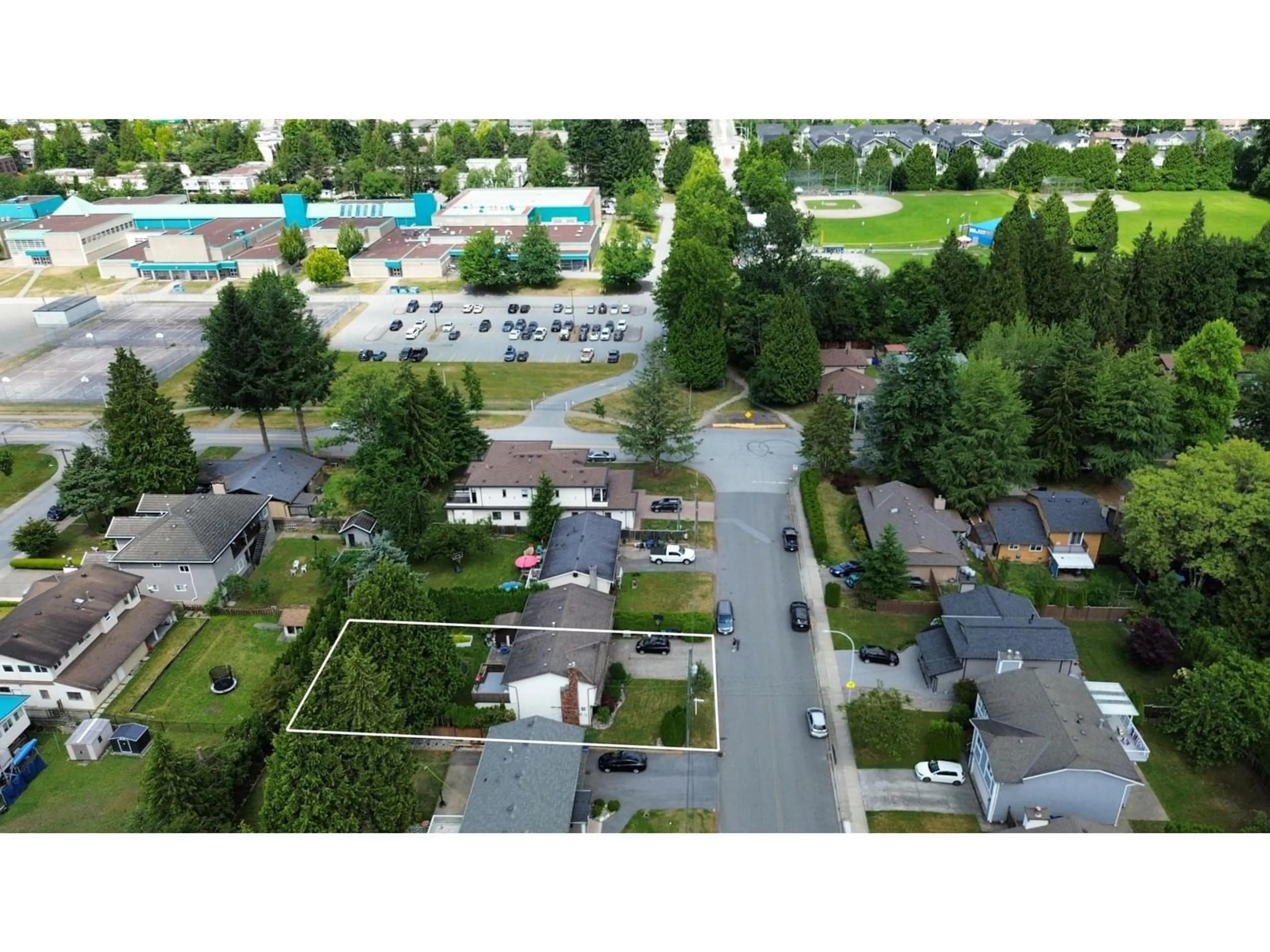 A pic from outside/outdoor area/front of a property/back of a property/a pic from drone, street for 9781 154, Surrey British Columbia V3R4J4