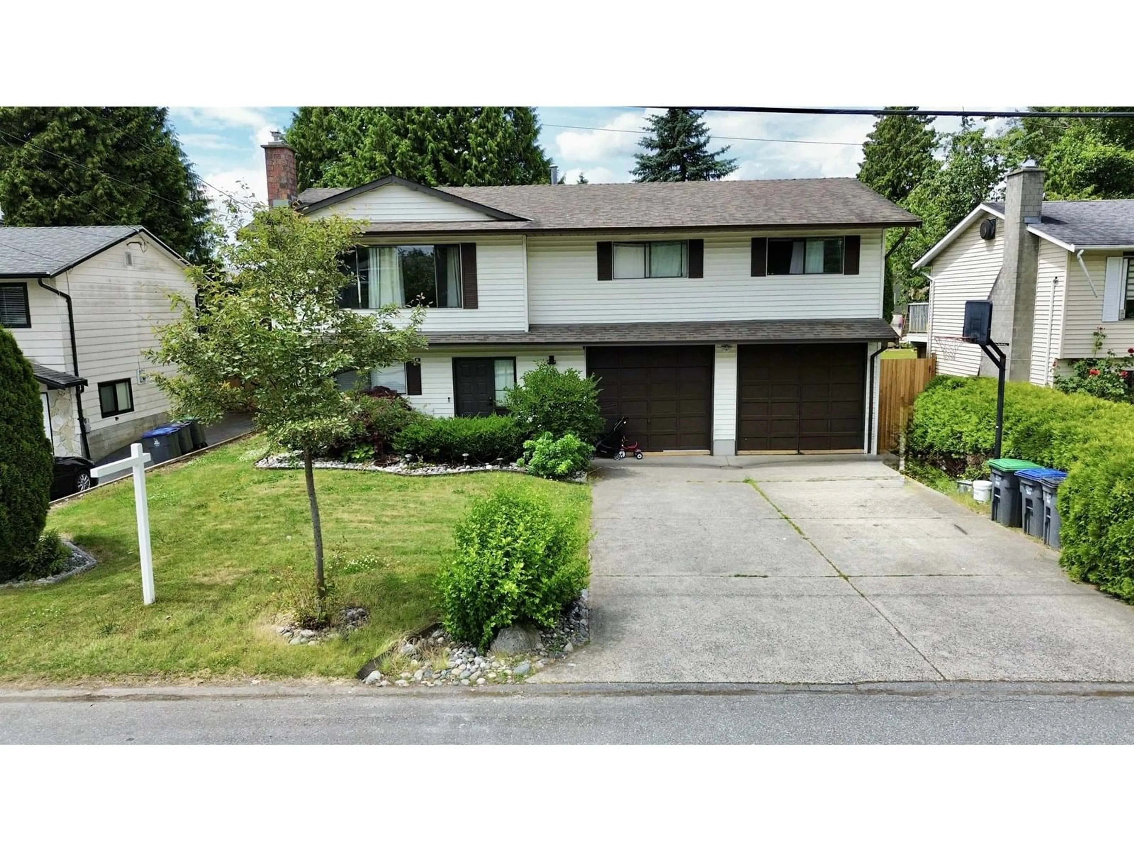 A pic from outside/outdoor area/front of a property/back of a property/a pic from drone, street for 9781 154, Surrey British Columbia V3R4J4