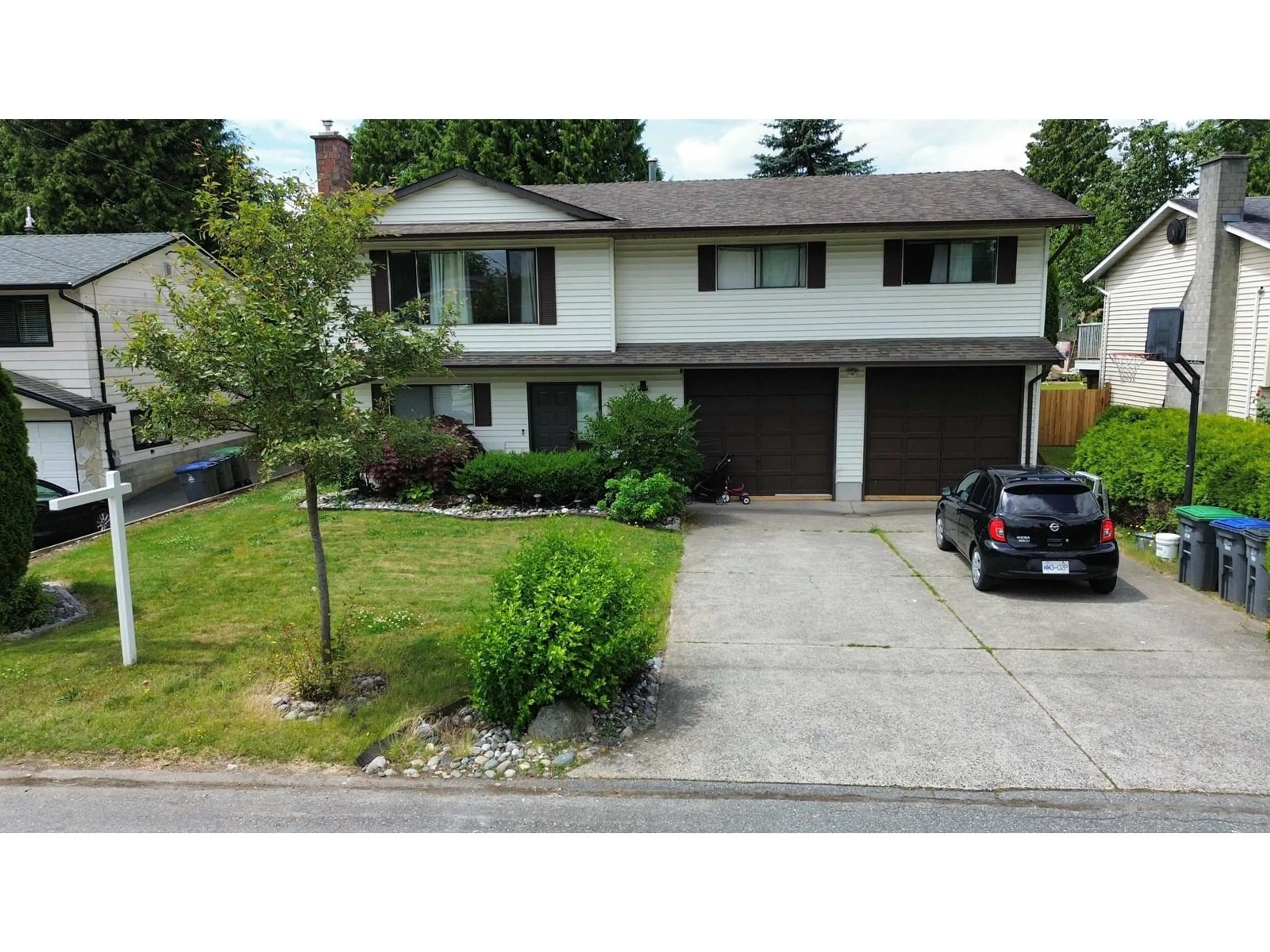 A pic from outside/outdoor area/front of a property/back of a property/a pic from drone, street for 9781 154, Surrey British Columbia V3R4J4
