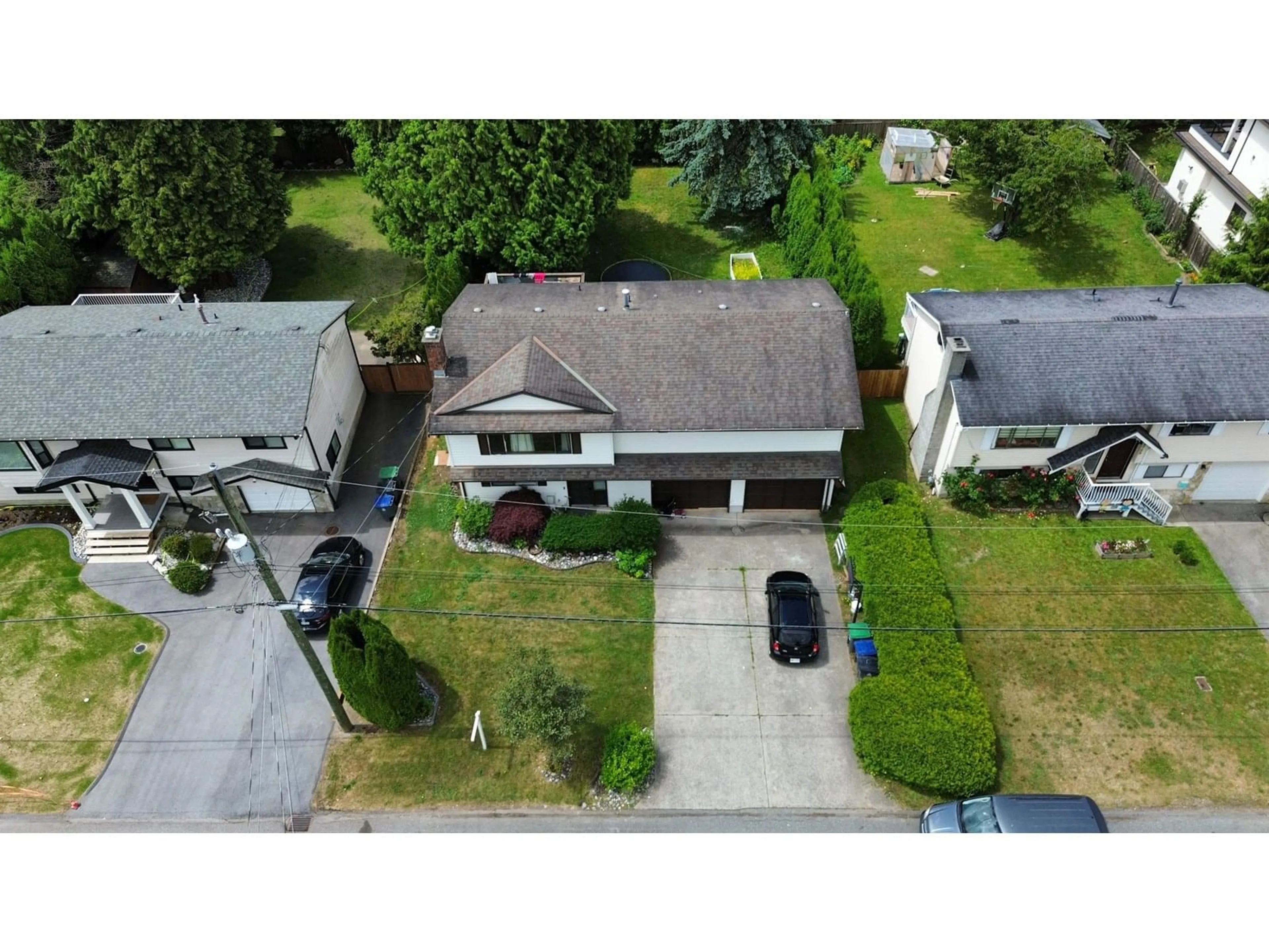 A pic from outside/outdoor area/front of a property/back of a property/a pic from drone, street for 9781 154, Surrey British Columbia V3R4J4