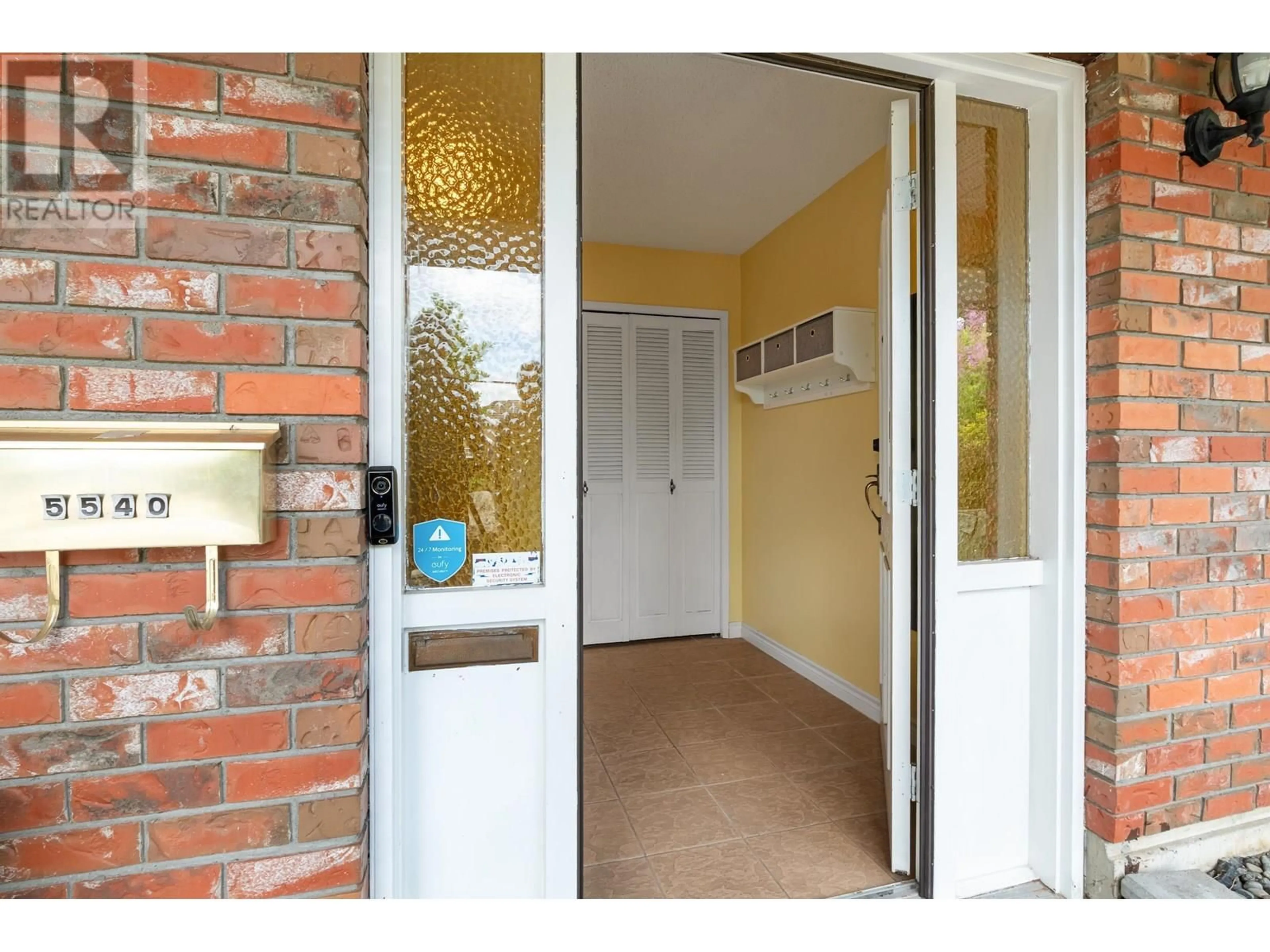 Indoor entryway for 5540 LAUREL STREET, Burnaby British Columbia V5G1N2