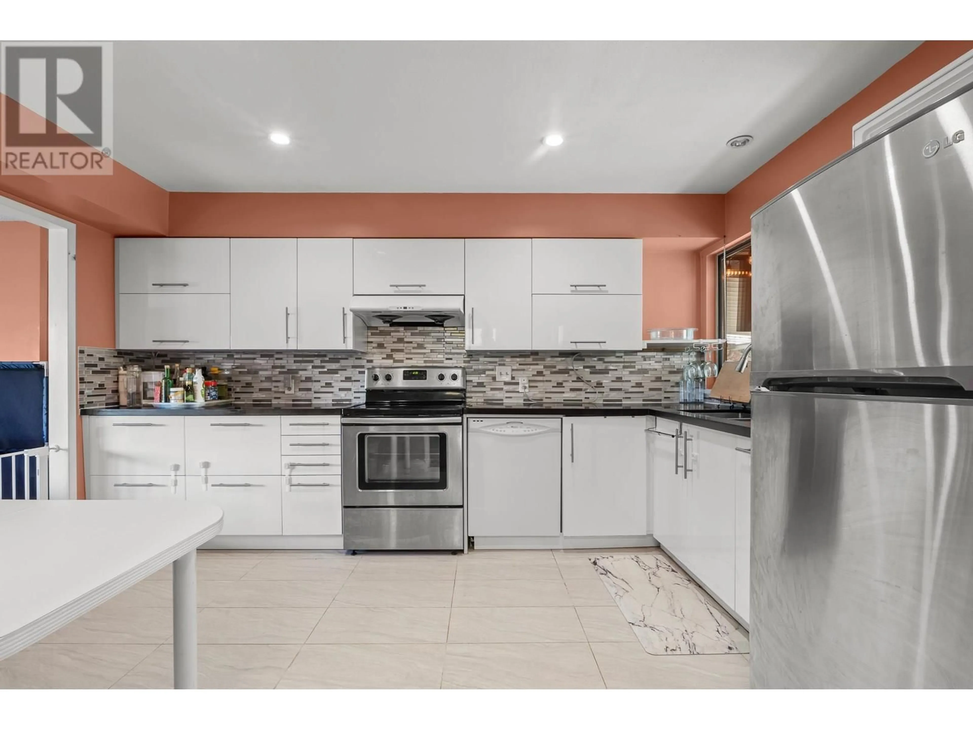 Open concept kitchen, ceramic/tile floor for 5540 LAUREL STREET, Burnaby British Columbia V5G1N2
