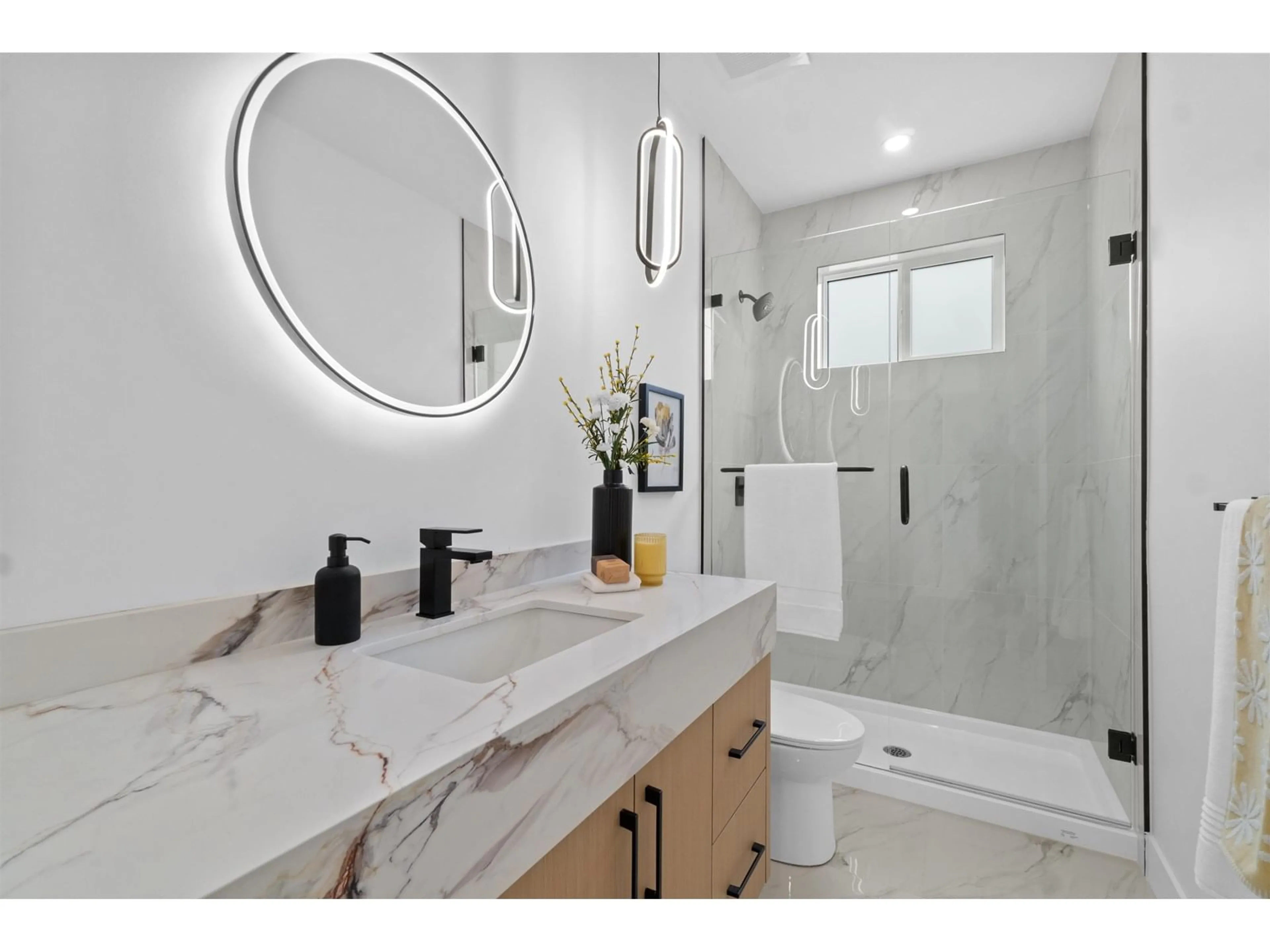 Contemporary bathroom, ceramic/tile floor for 20993 83, Langley British Columbia V2Y4K4