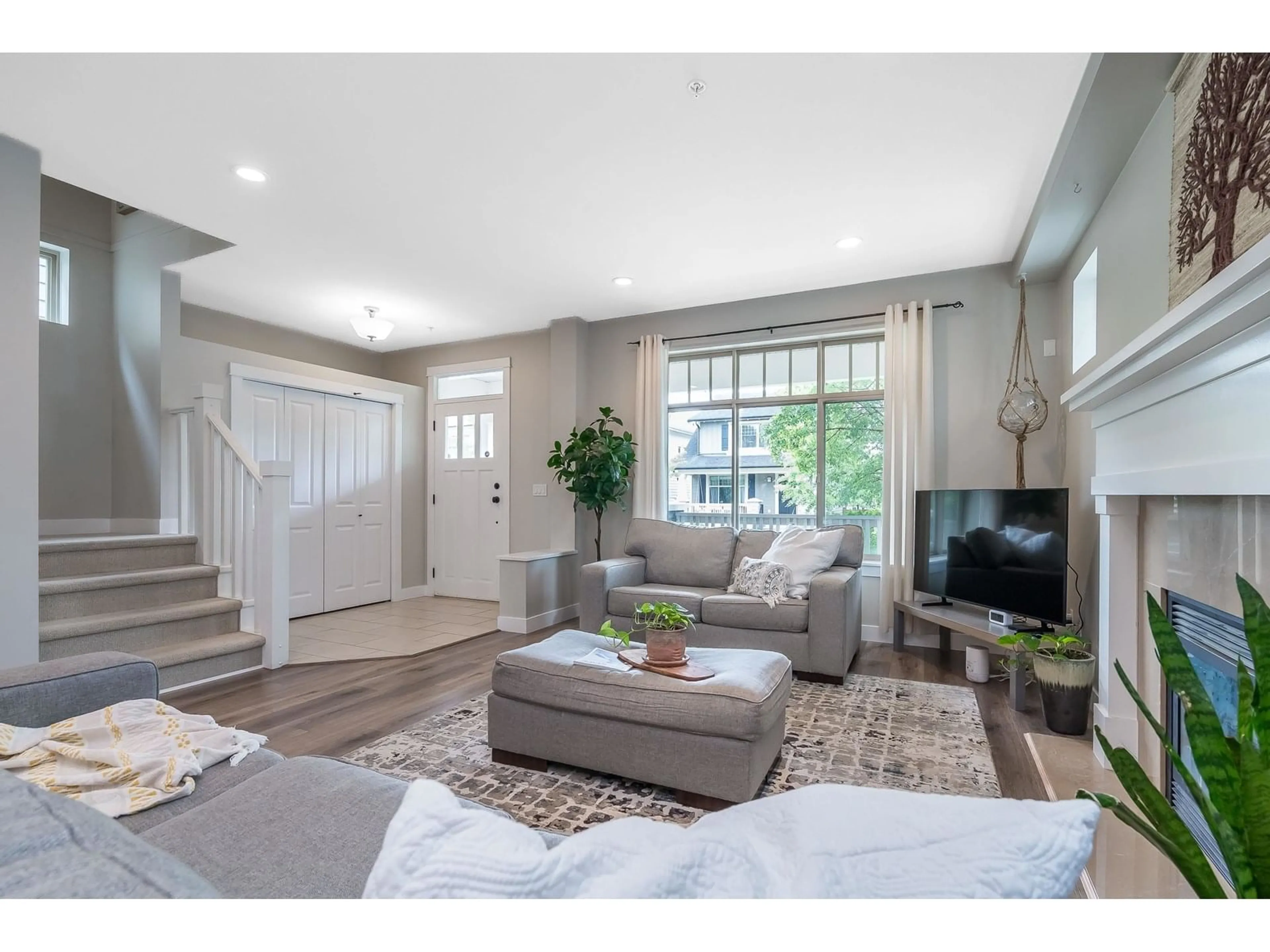 Living room with furniture, unknown for 9451 KANAKA, Langley British Columbia V1M4G4