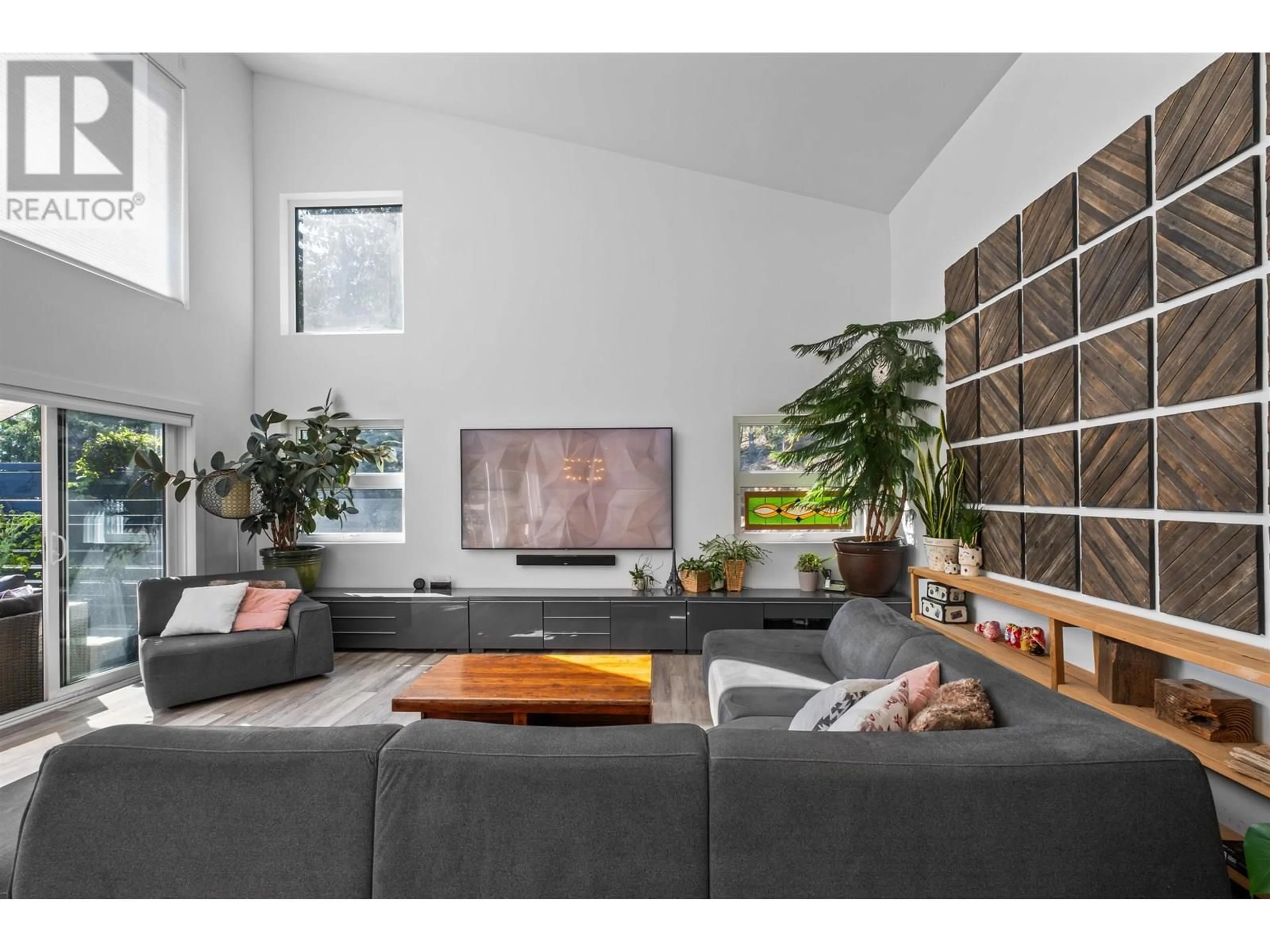 Living room with furniture, unknown for 955 WINDJAMMER ROAD, Bowen Island British Columbia V0N1G2