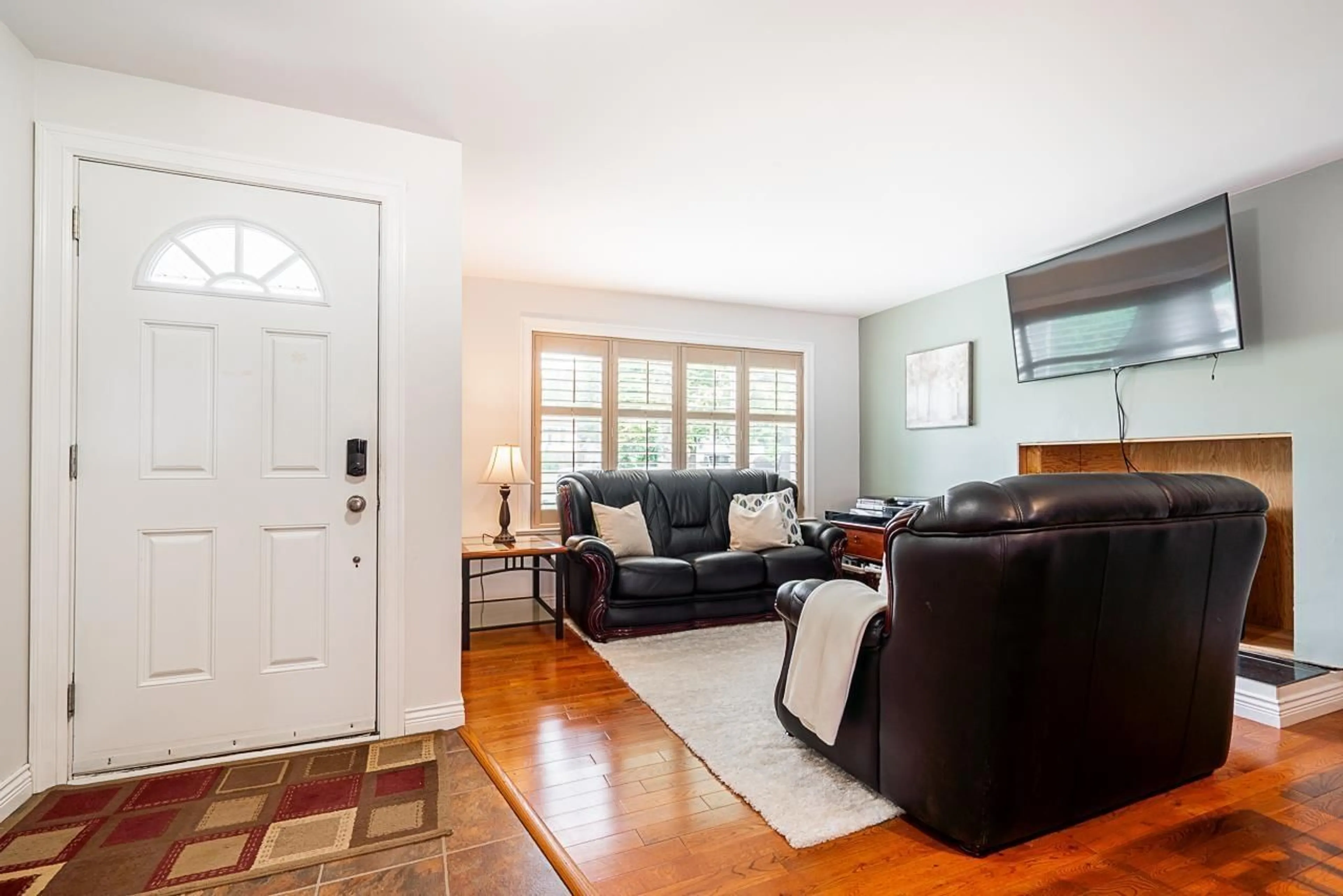 Living room with furniture, unknown for 26440 28A, Langley British Columbia V4W3A8