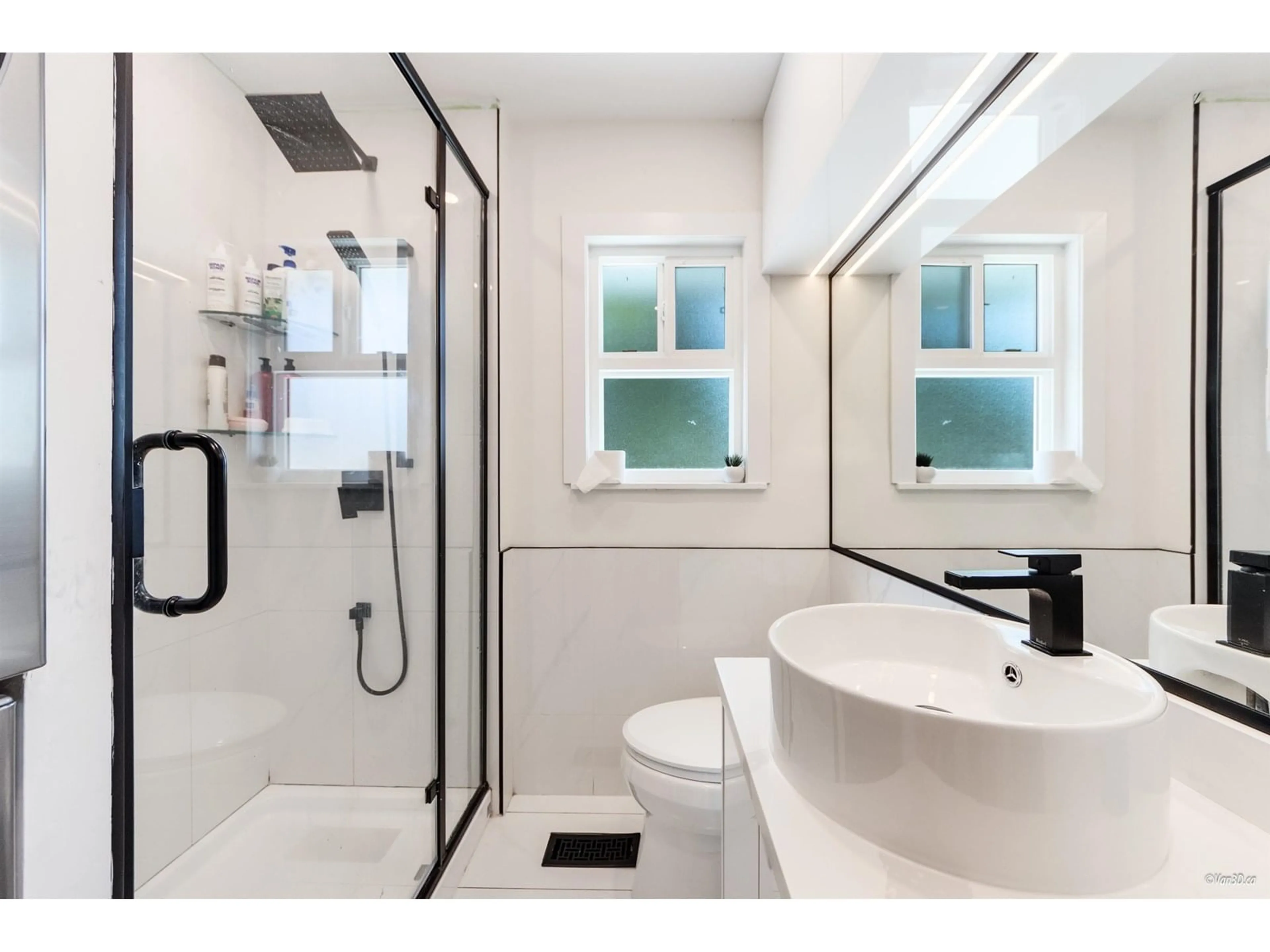 Contemporary bathroom, ceramic/tile floor for 10021 HELEN, Surrey British Columbia V3V3B3