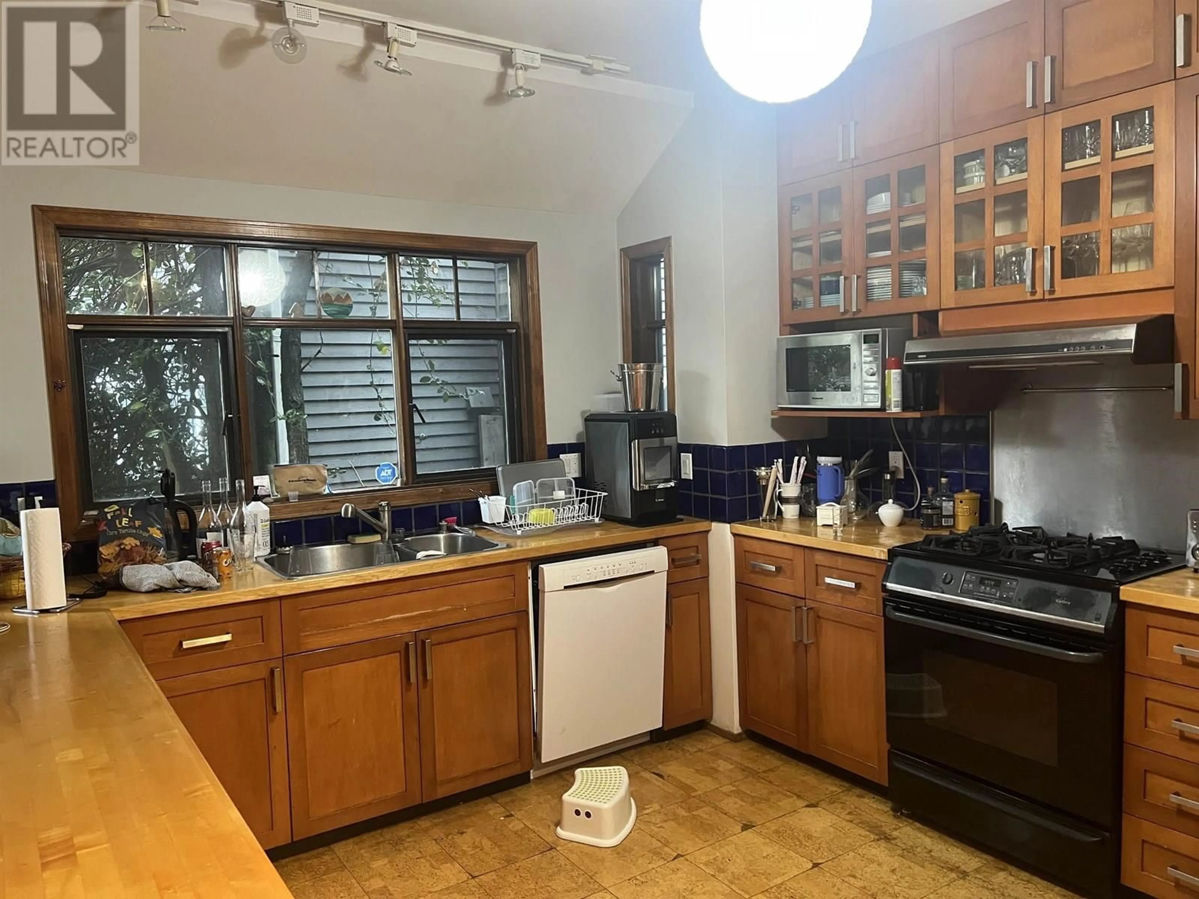 Standard kitchen, unknown for 3758 35TH AVENUE, Vancouver British Columbia V6N2N7