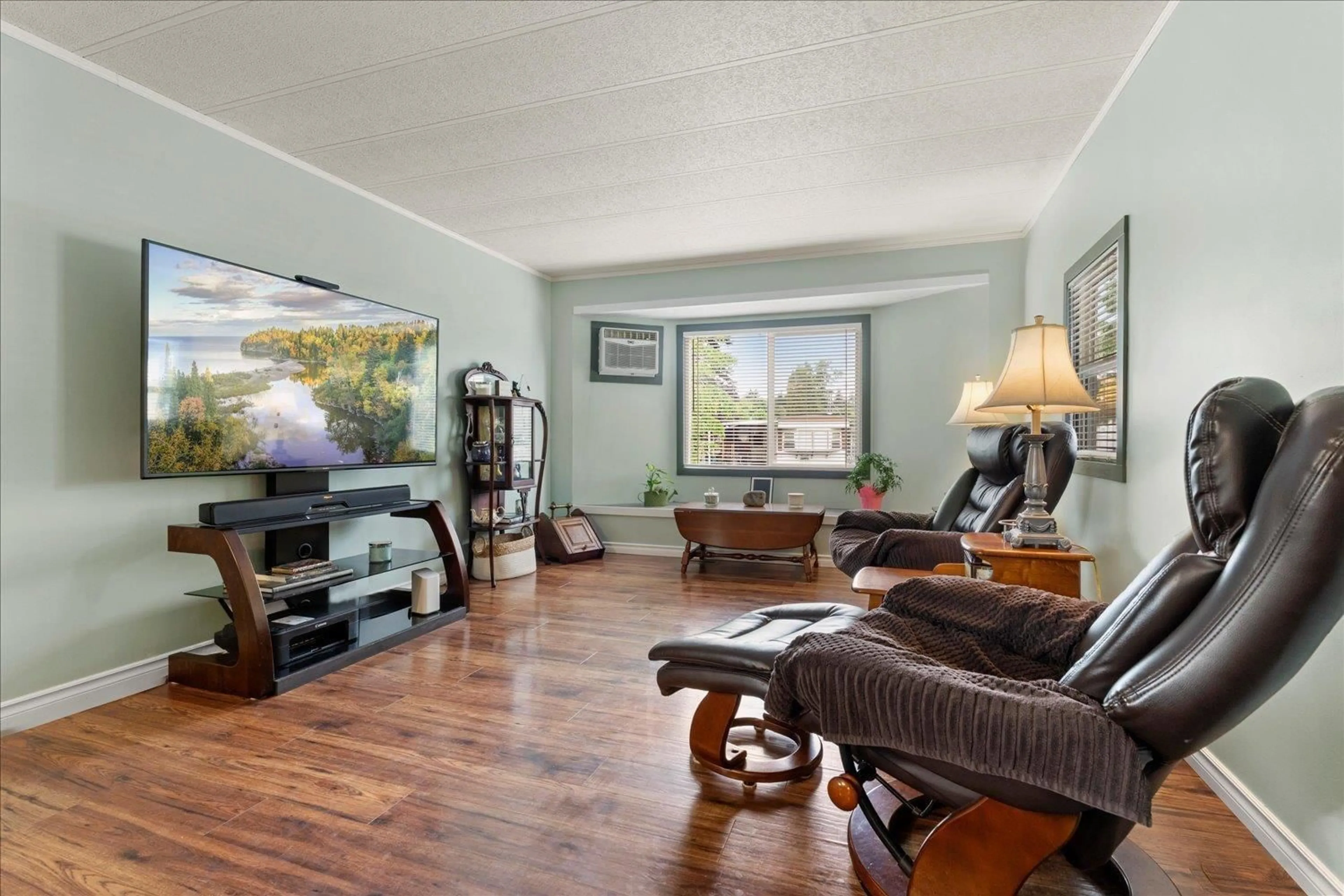 Living room with furniture, wood/laminate floor for 48 - 45640 WATSON ROAD, Chilliwack British Columbia V2R3R1