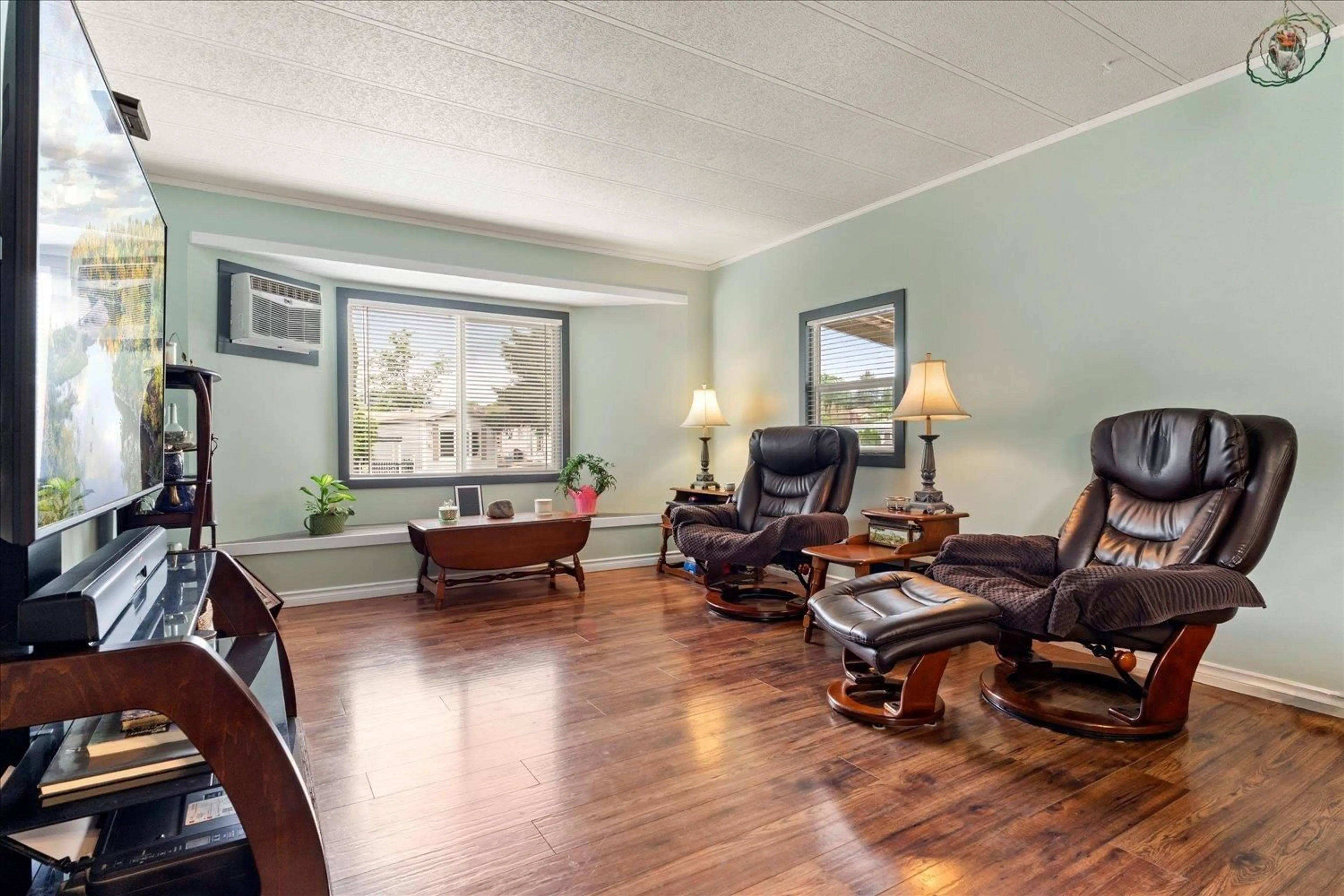 Living room with furniture, wood/laminate floor for 48 - 45640 WATSON ROAD, Chilliwack British Columbia V2R3R1