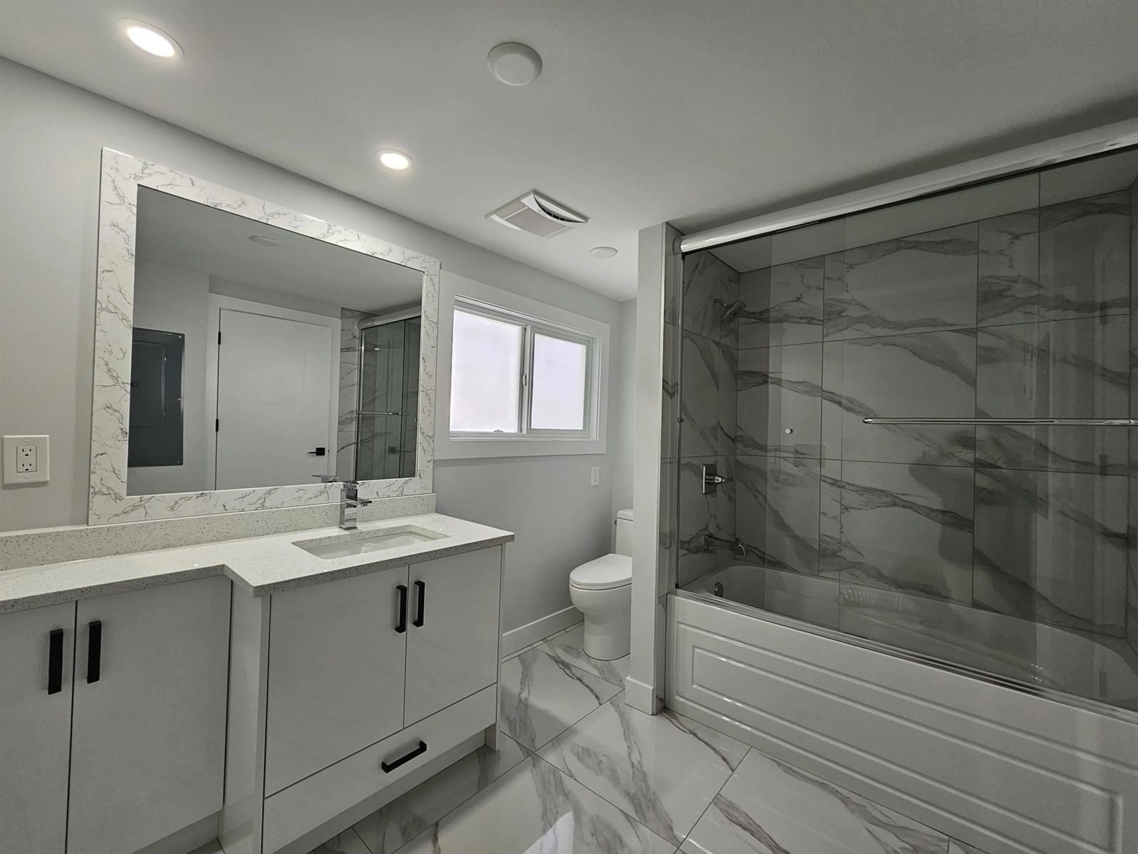 Contemporary bathroom, ceramic/tile floor for 7088 SUMAS PRAIRIE ROAD, Chilliwack British Columbia V2R4K1