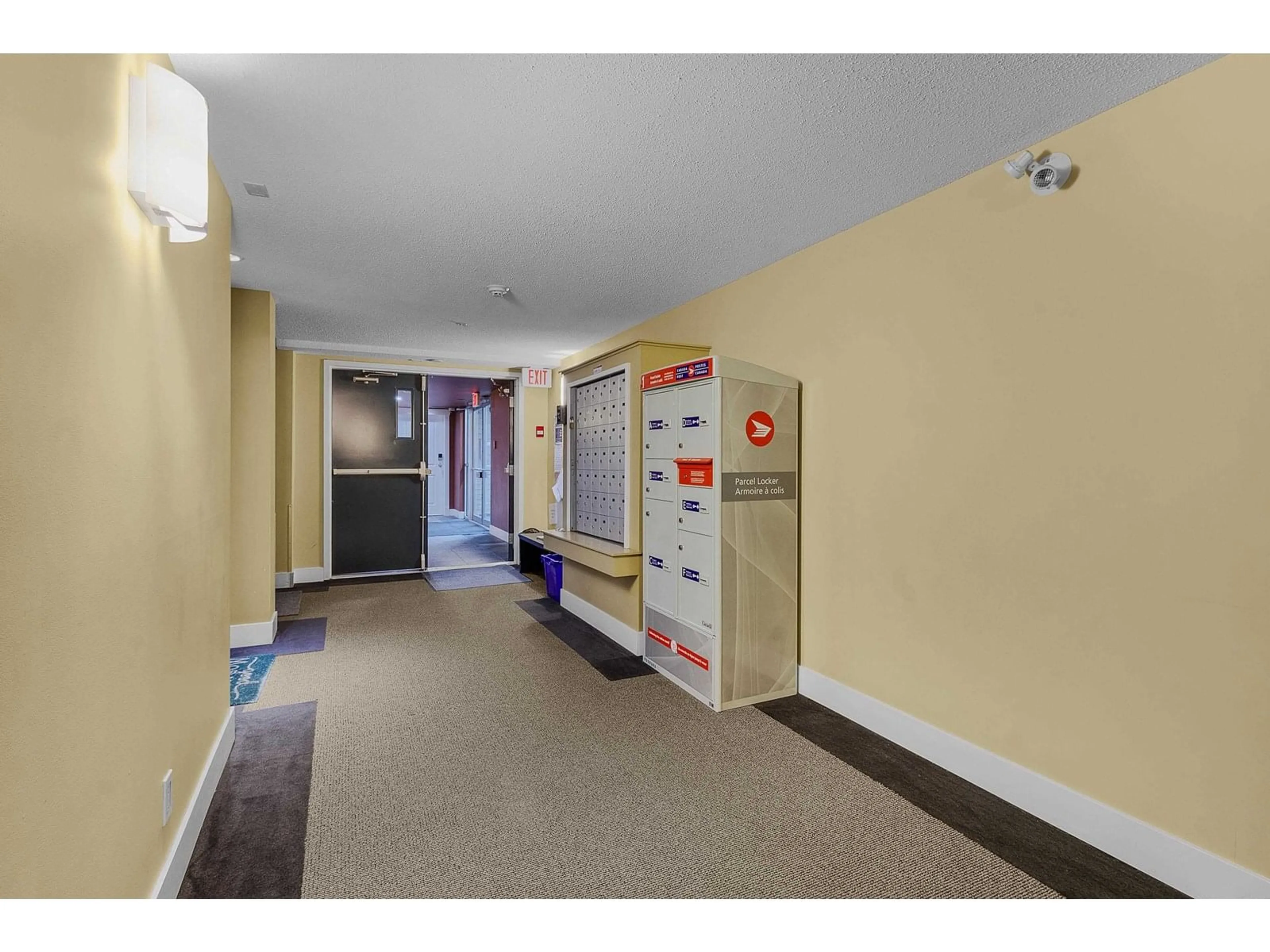 Indoor foyer for 202 - 33255 OLD YALE, Abbotsford British Columbia V2S8R2