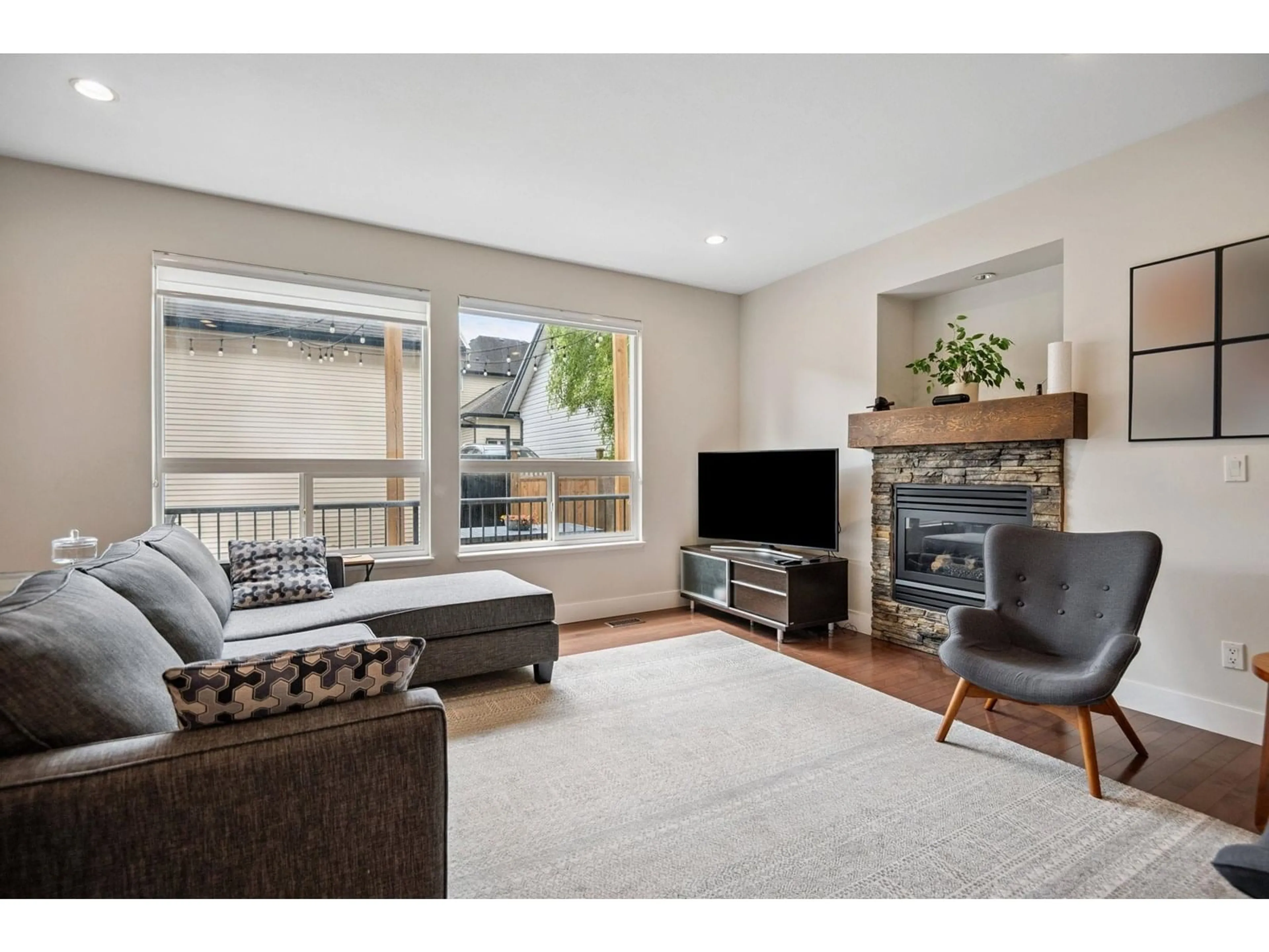 Living room with furniture, wood/laminate floor for 14528 60, Surrey British Columbia V3S1R3