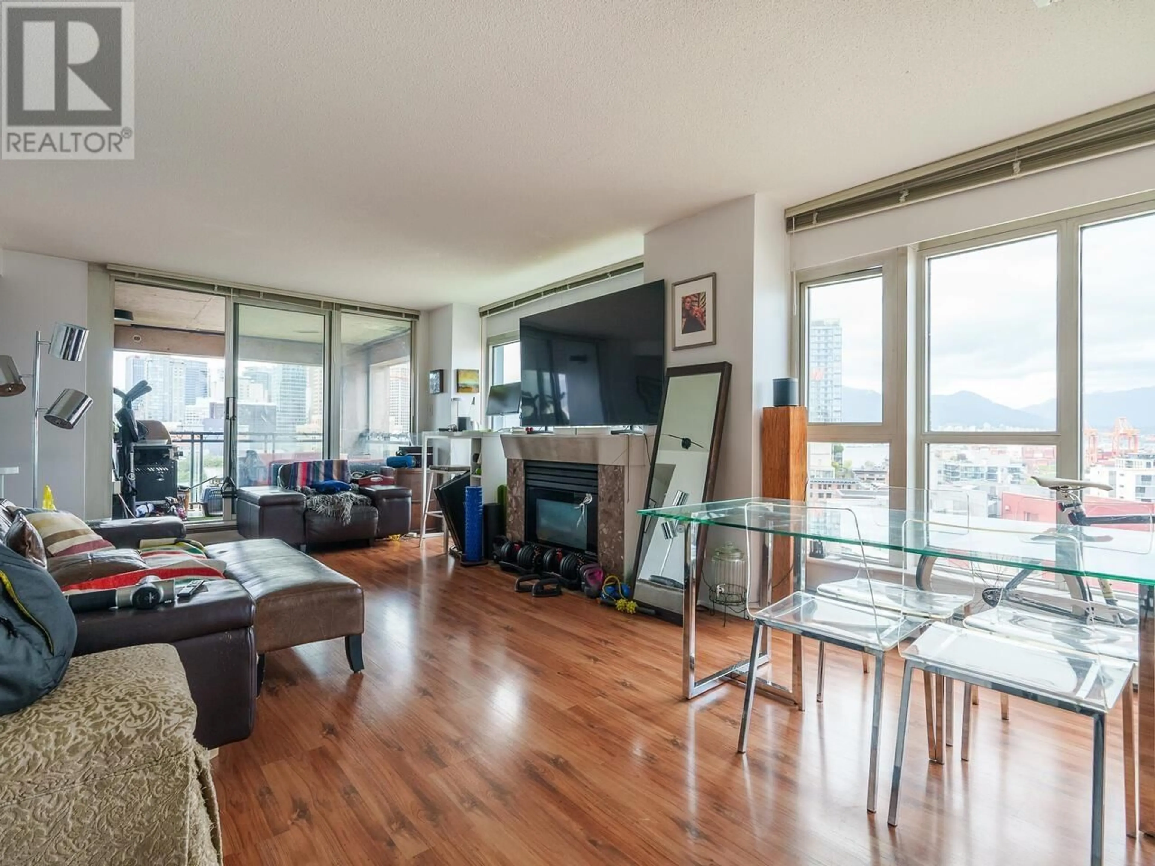 Living room with furniture, wood/laminate floor for 1402 - 183 KEEFER PLACE, Vancouver British Columbia V6B6B9