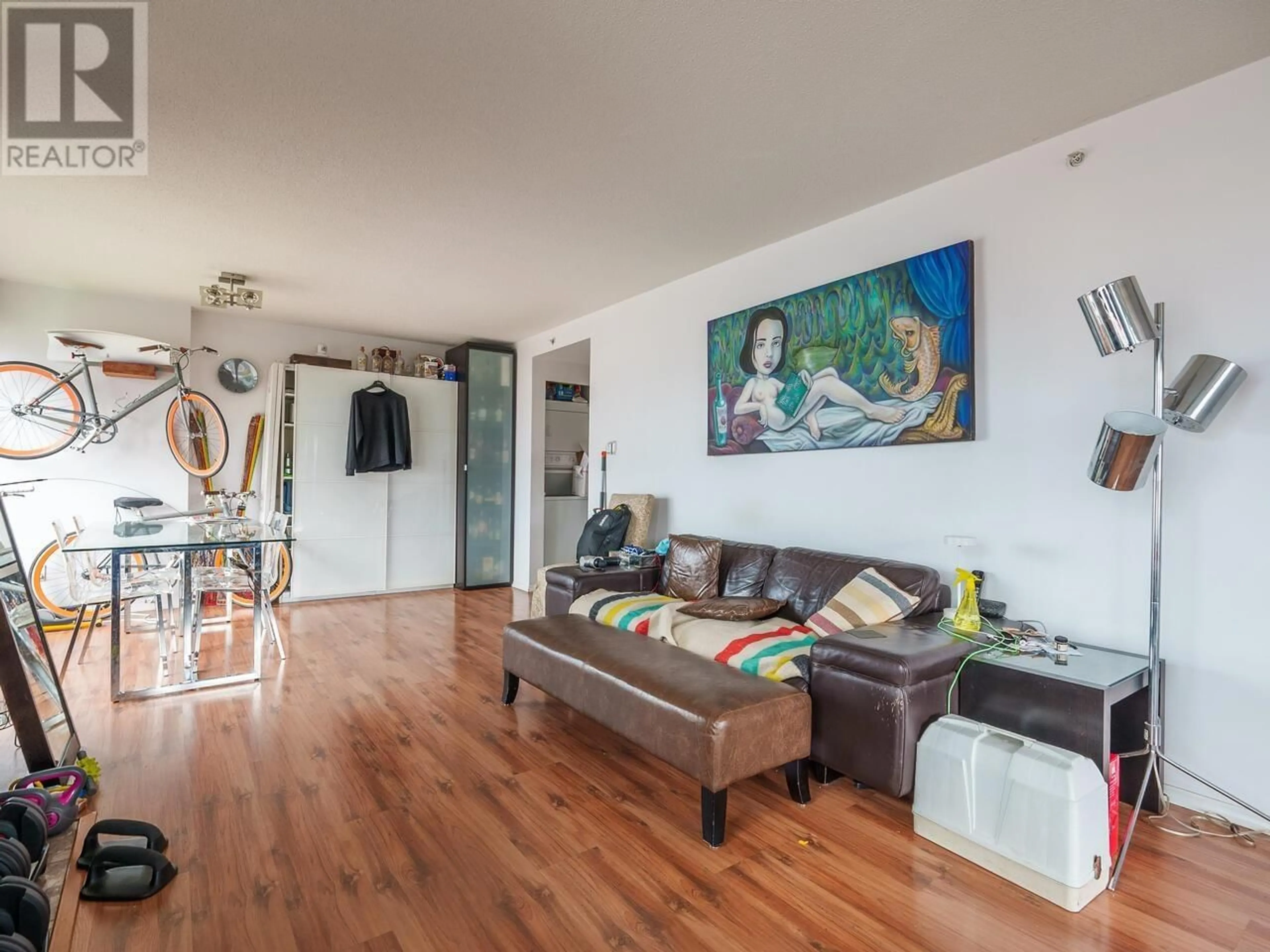 Living room with furniture, wood/laminate floor for 1402 - 183 KEEFER PLACE, Vancouver British Columbia V6B6B9