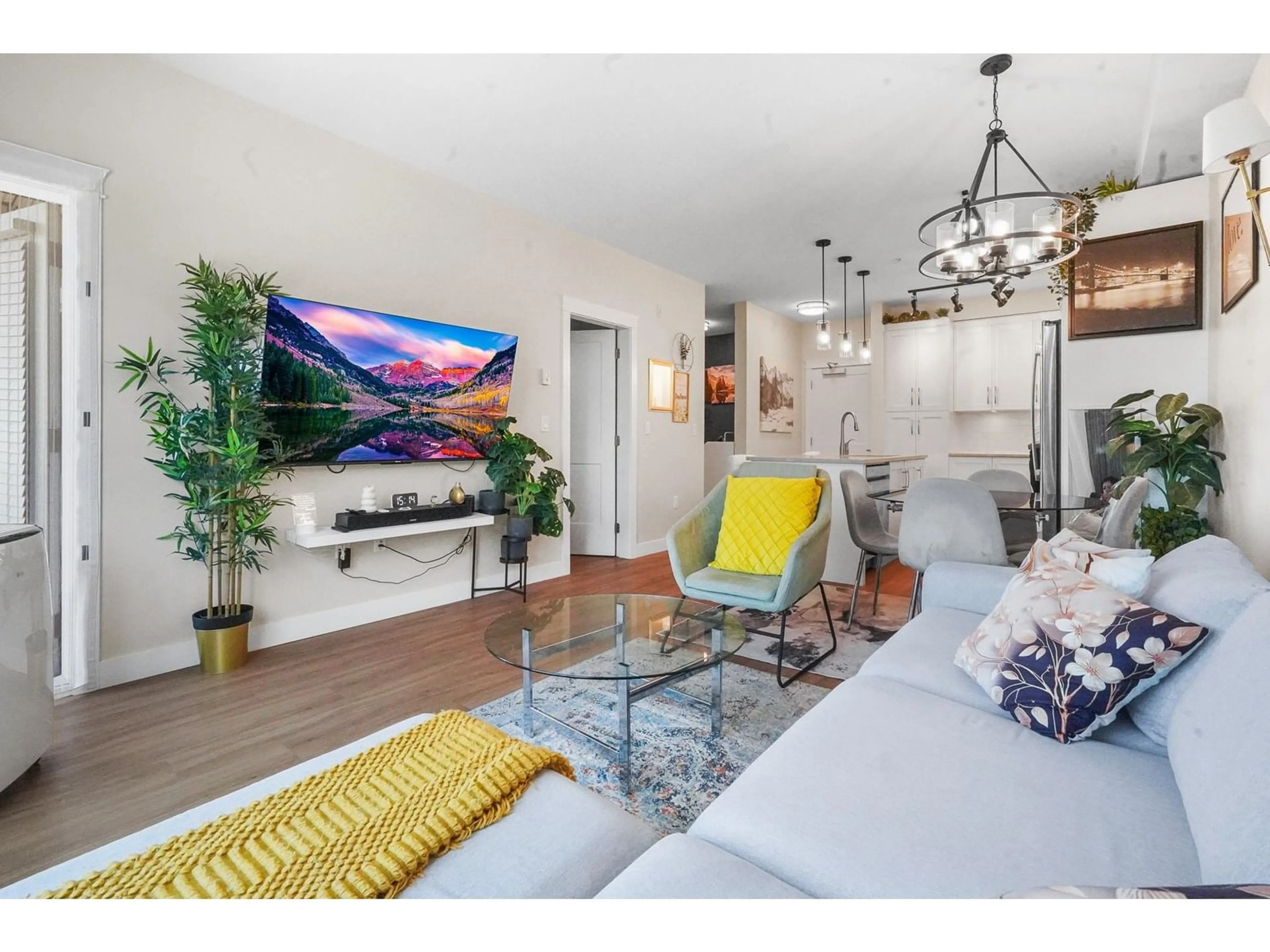 Living room with furniture, wood/laminate floor for 415 - 11077 RAVINE, Surrey British Columbia V3T0R7