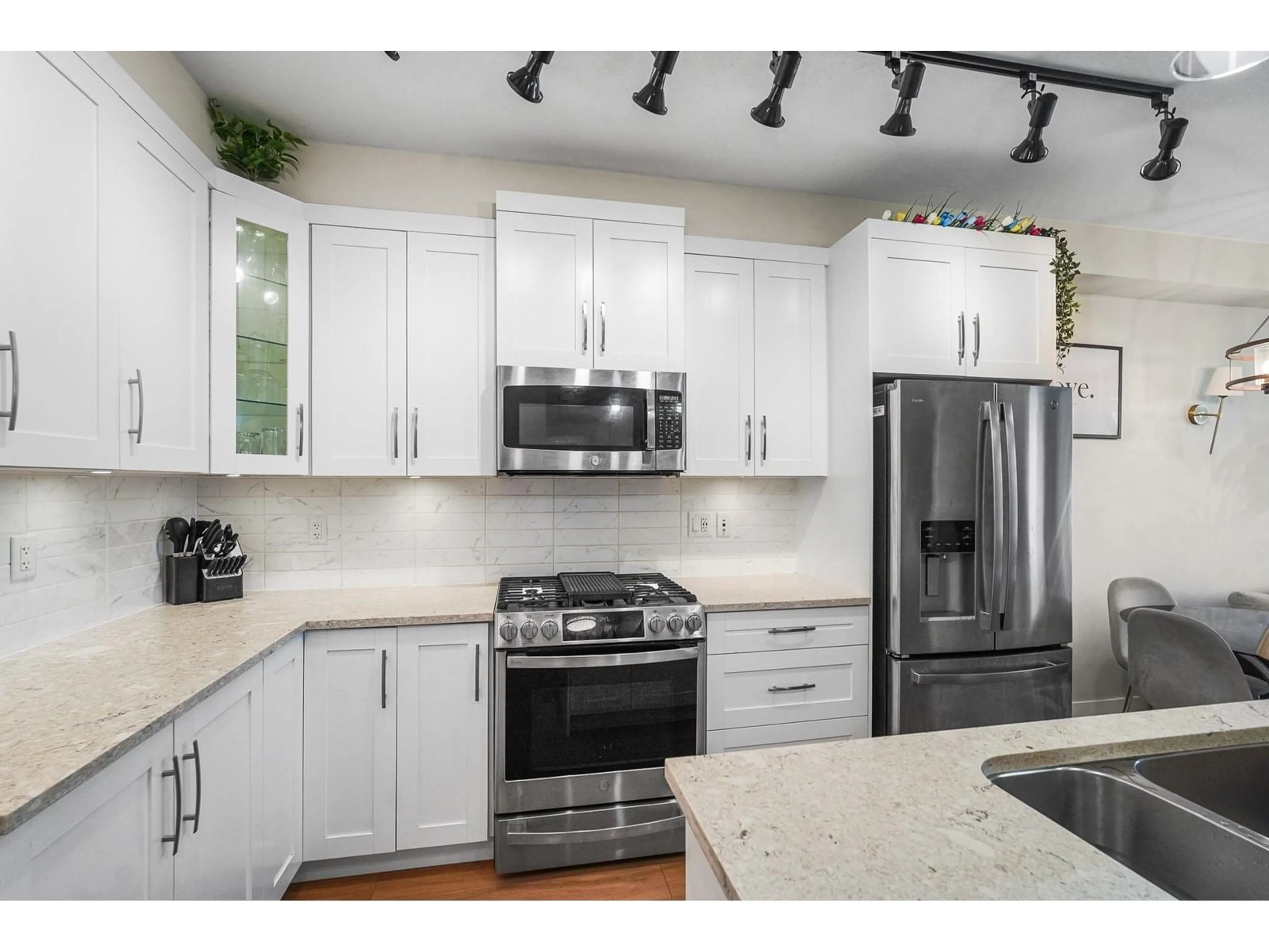 Open concept kitchen, ceramic/tile floor for 415 - 11077 RAVINE, Surrey British Columbia V3T0R7