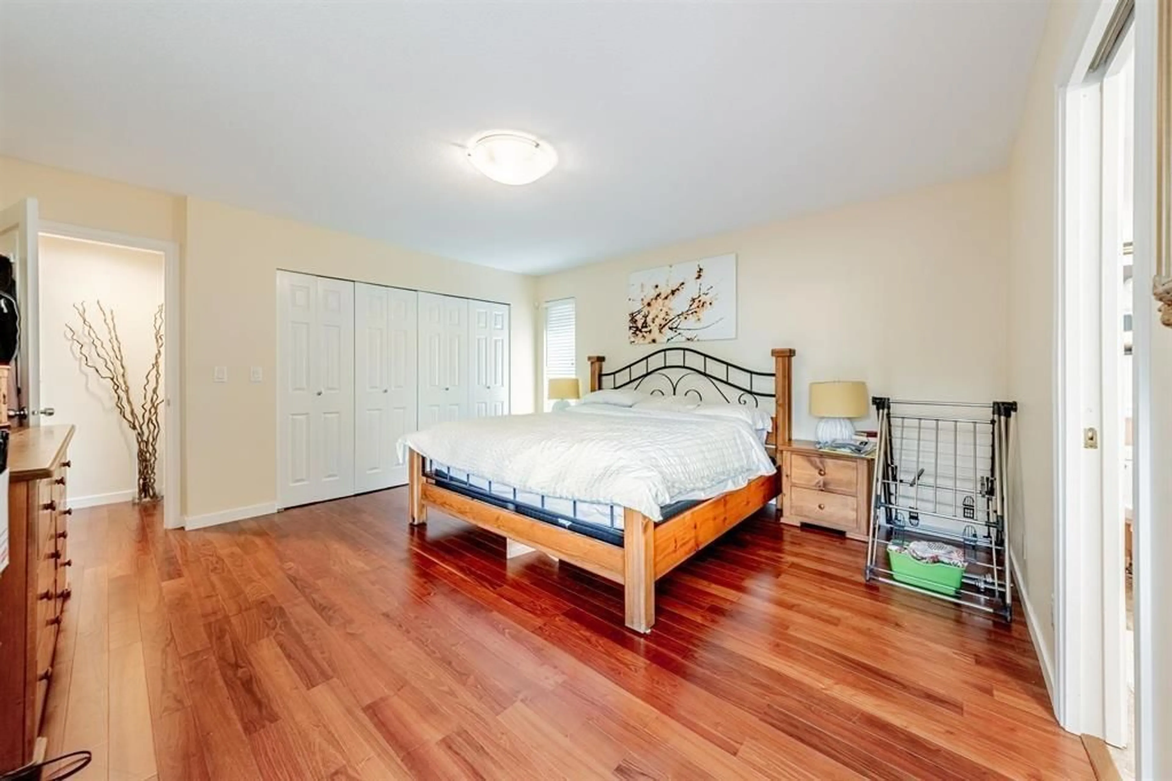 Bedroom with bed, wood/laminate floor for 14636 18, Surrey British Columbia V4A7R3