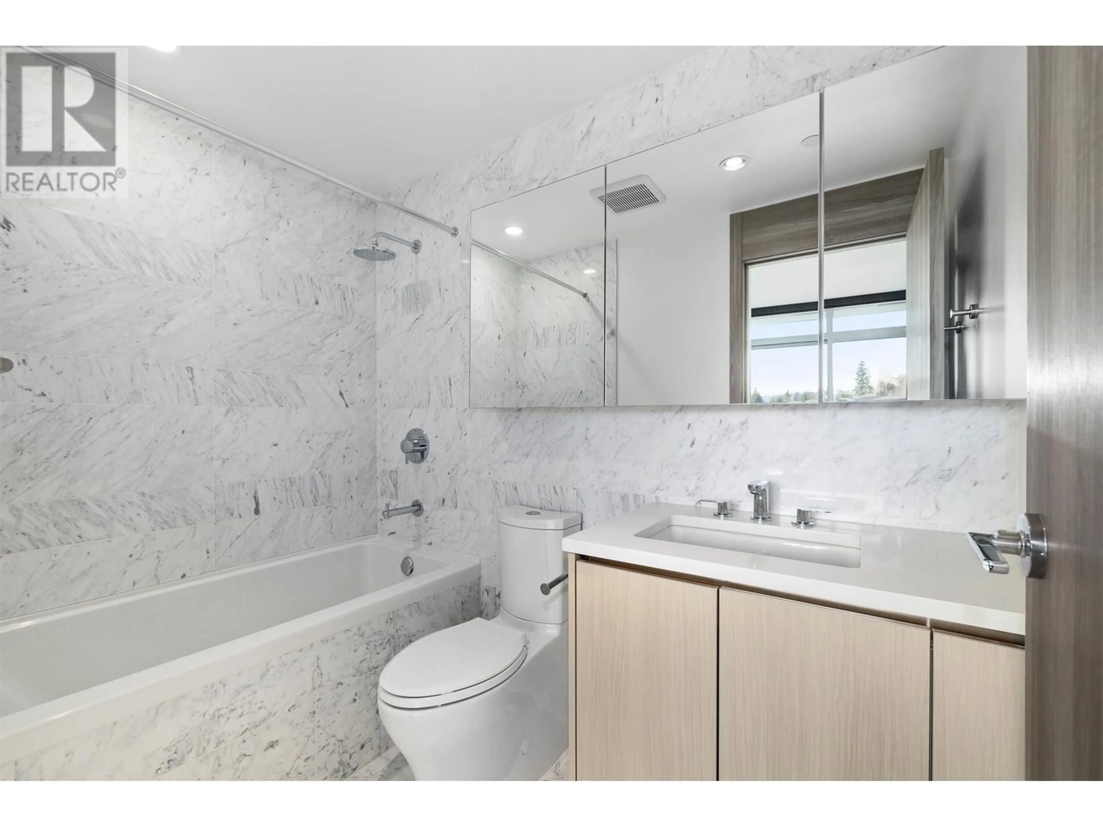 Standard bathroom, ceramic/tile floor for 406 - 4720 LOUGHEED HIGHWAY, Burnaby British Columbia V5C0M8