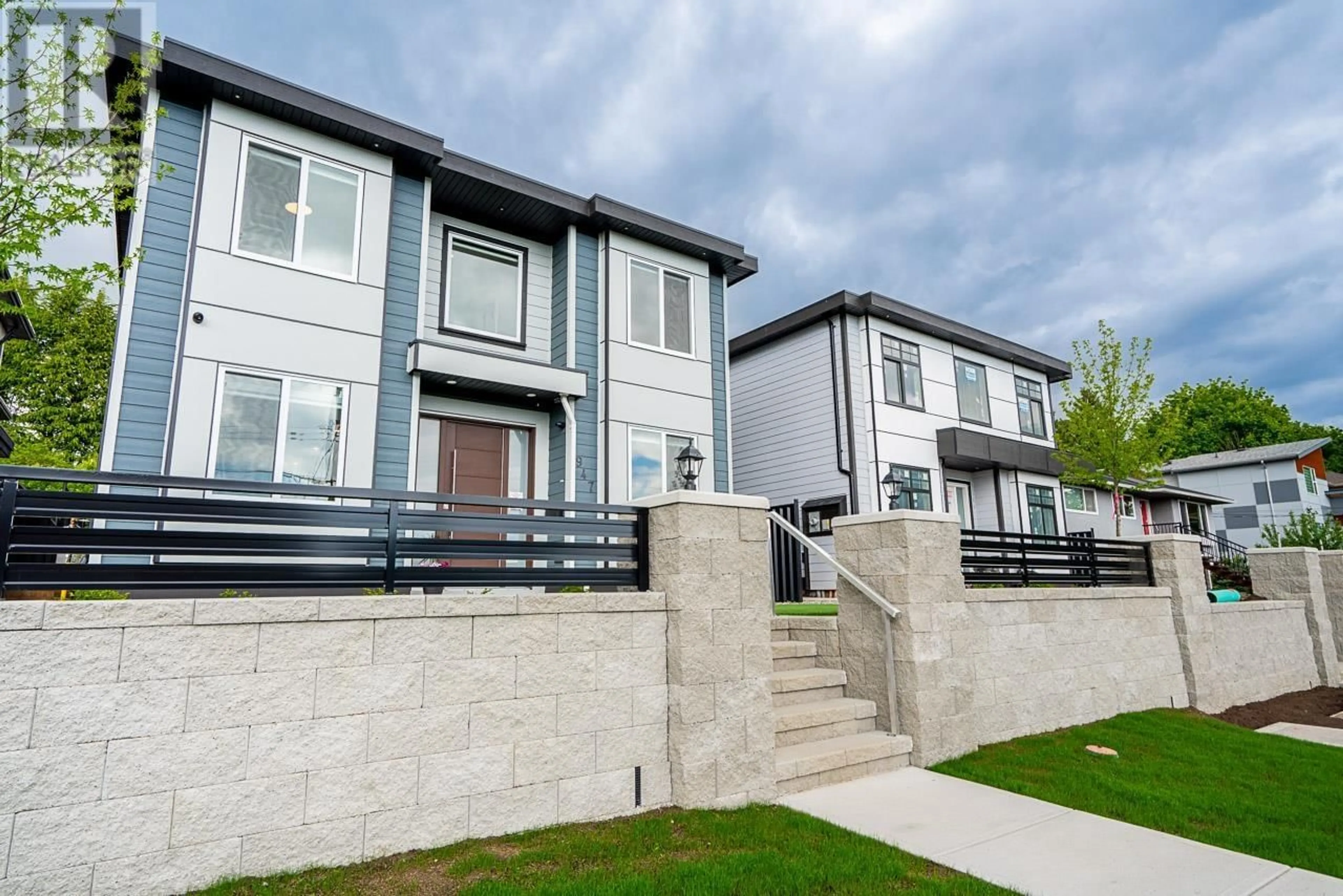Home with vinyl exterior material, street for 947 WALLS AVENUE, Coquitlam British Columbia V3K2T2