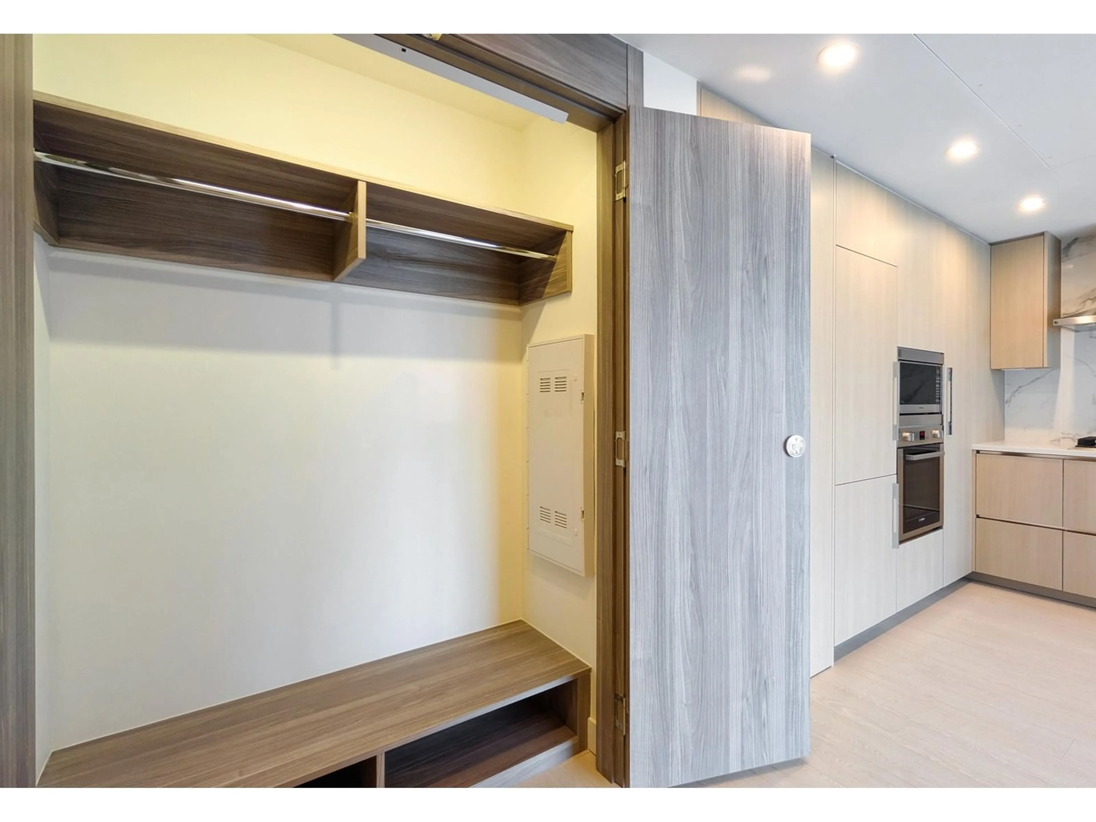 Indoor entryway for 906 - 13778 100, Surrey British Columbia V3T0V3