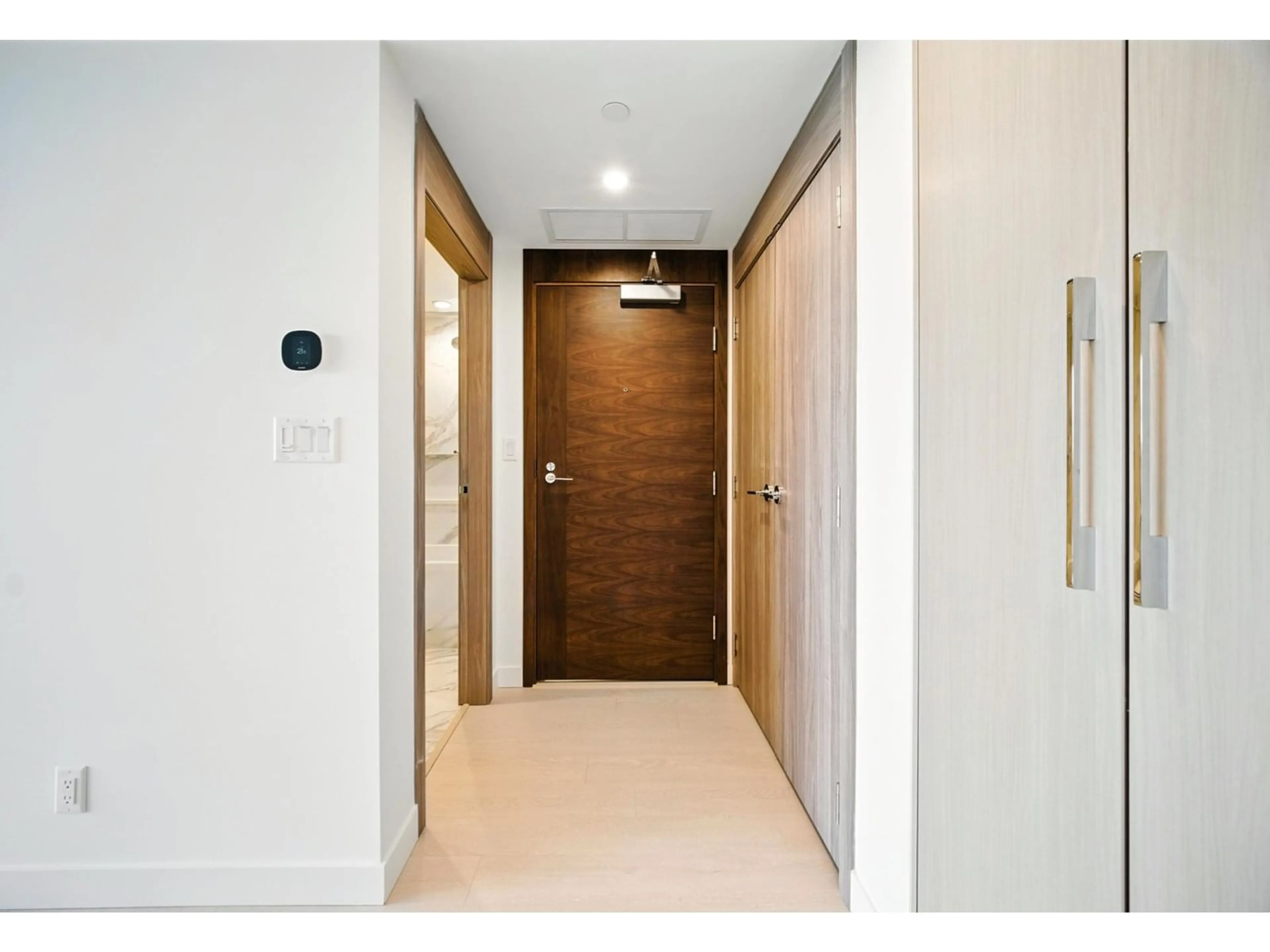 Indoor foyer for 906 - 13778 100, Surrey British Columbia V3T0V3