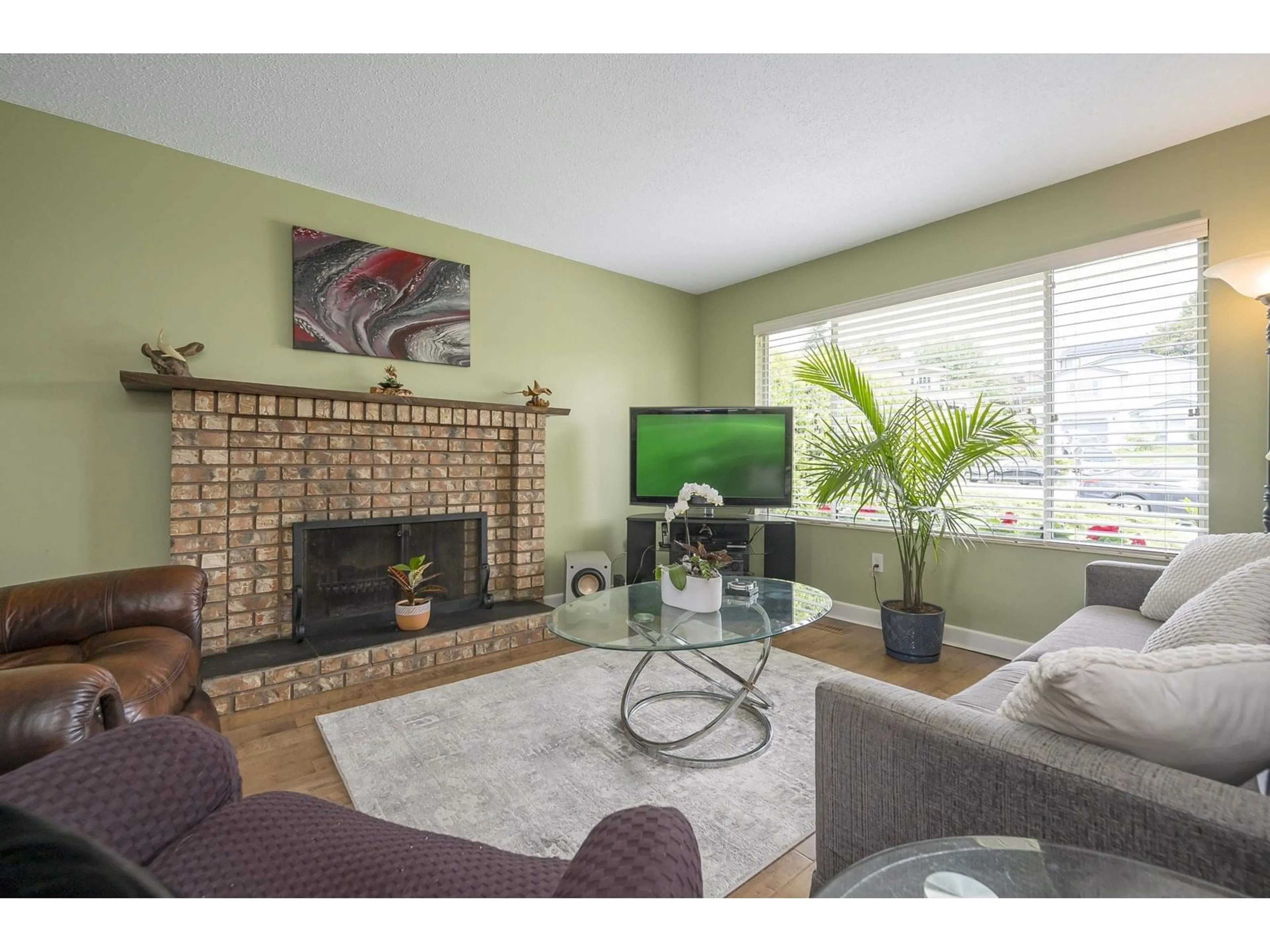 Living room with furniture, wood/laminate floor for 6743 196B, Langley British Columbia V2Y2W3
